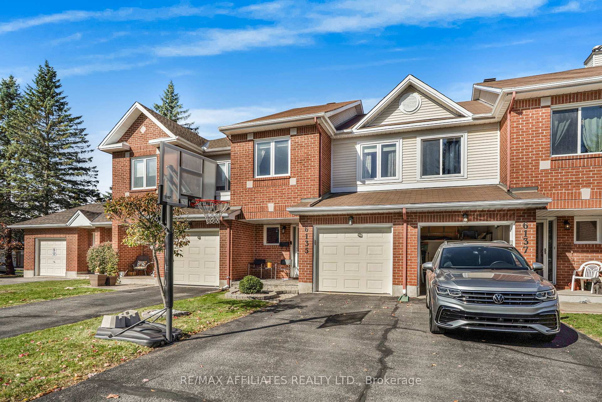 Photo 4 of 6135 Oak Meadows Drive, Ottawa, Chapel Hill — HOMEH