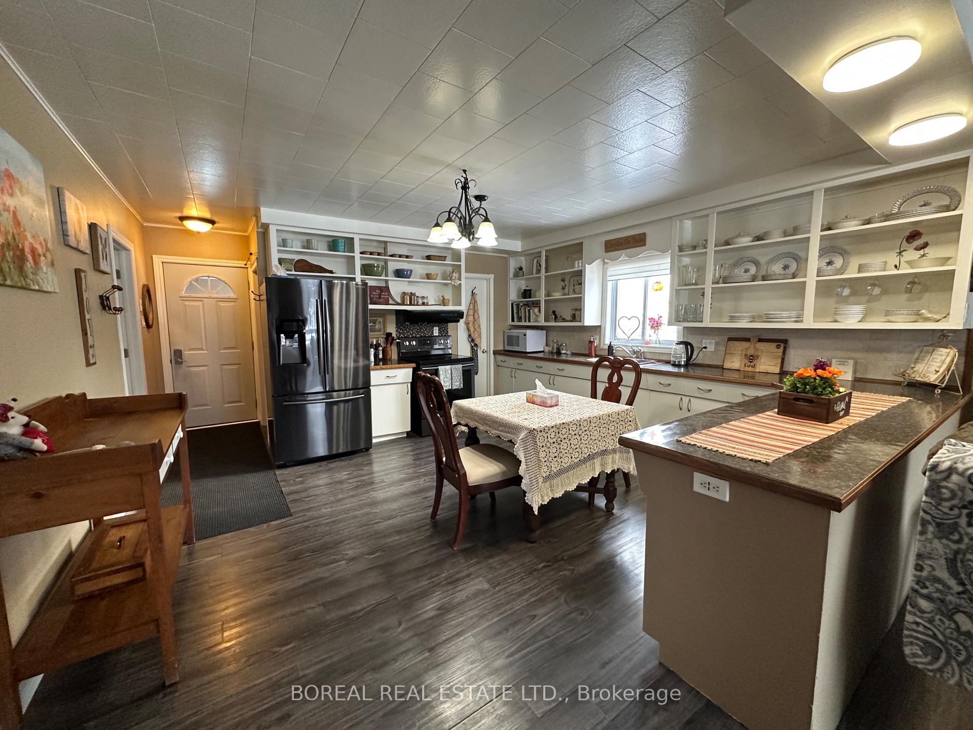 Photo 8 of 427 Third Street E, Cochrane — HOMEH