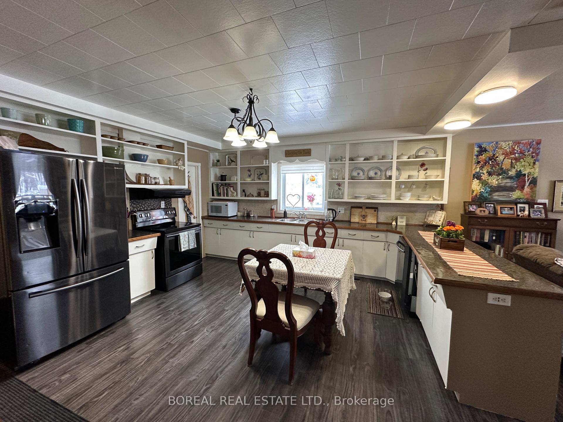Photo 10 of 427 Third Street E, Cochrane — HOMEH