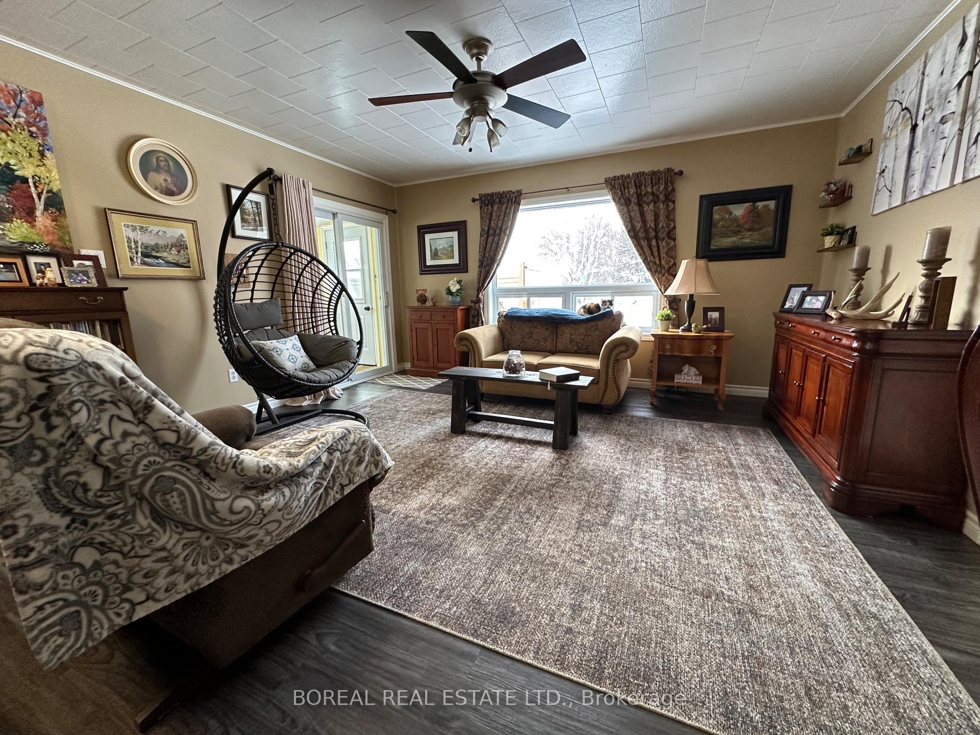 Photo 11 of 427 Third Street E, Cochrane — HOMEH