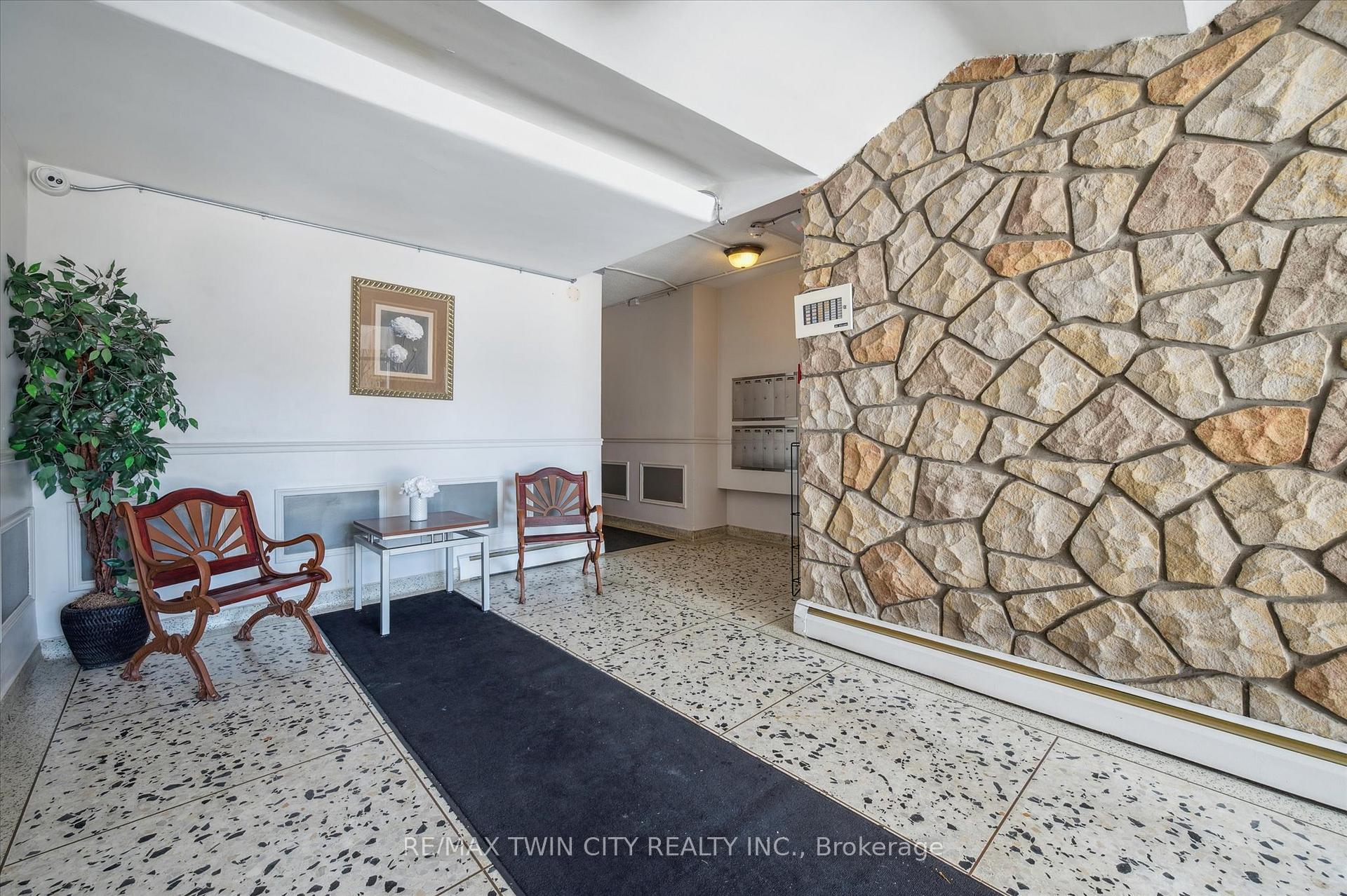 Photo 3 of Unit 302, 293 Mohawk Road E, Hamilton, Hill Park — HOMEH