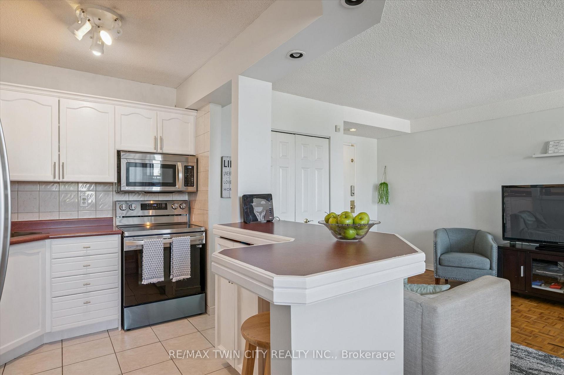 Photo 10 of Unit 302, 293 Mohawk Road E, Hamilton, Hill Park — HOMEH