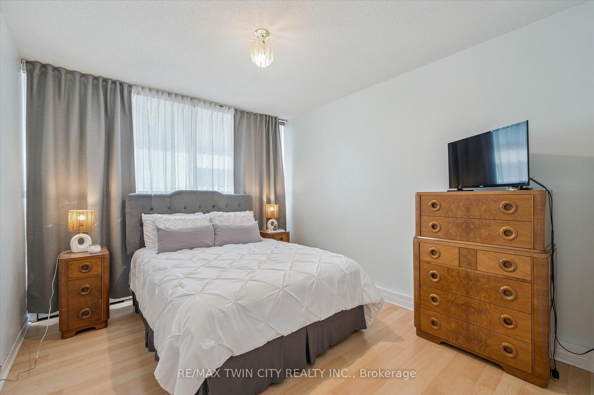 Photo 13 of Unit 302, 293 Mohawk Road E, Hamilton, Hill Park — HOMEH