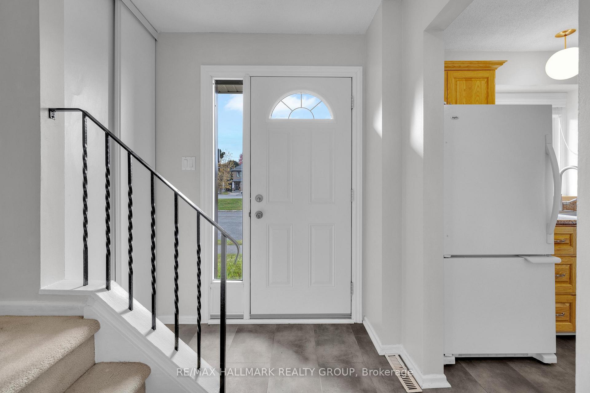 Photo 6 of Unit B, 479 Moodie Drive, Ottawa, Arbeatha Park — HOMEH