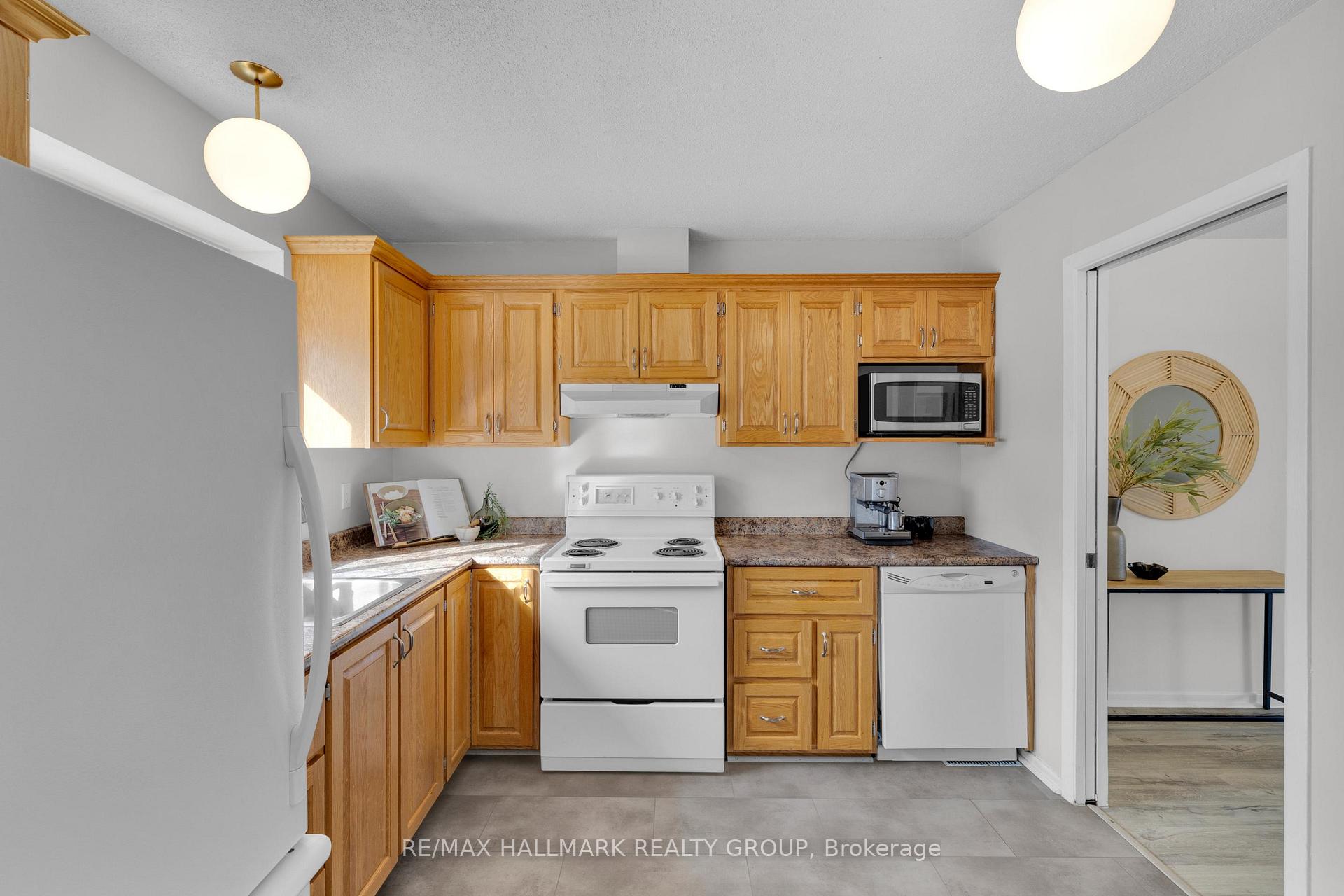 Photo 8 of Unit B, 479 Moodie Drive, Ottawa, Arbeatha Park — HOMEH