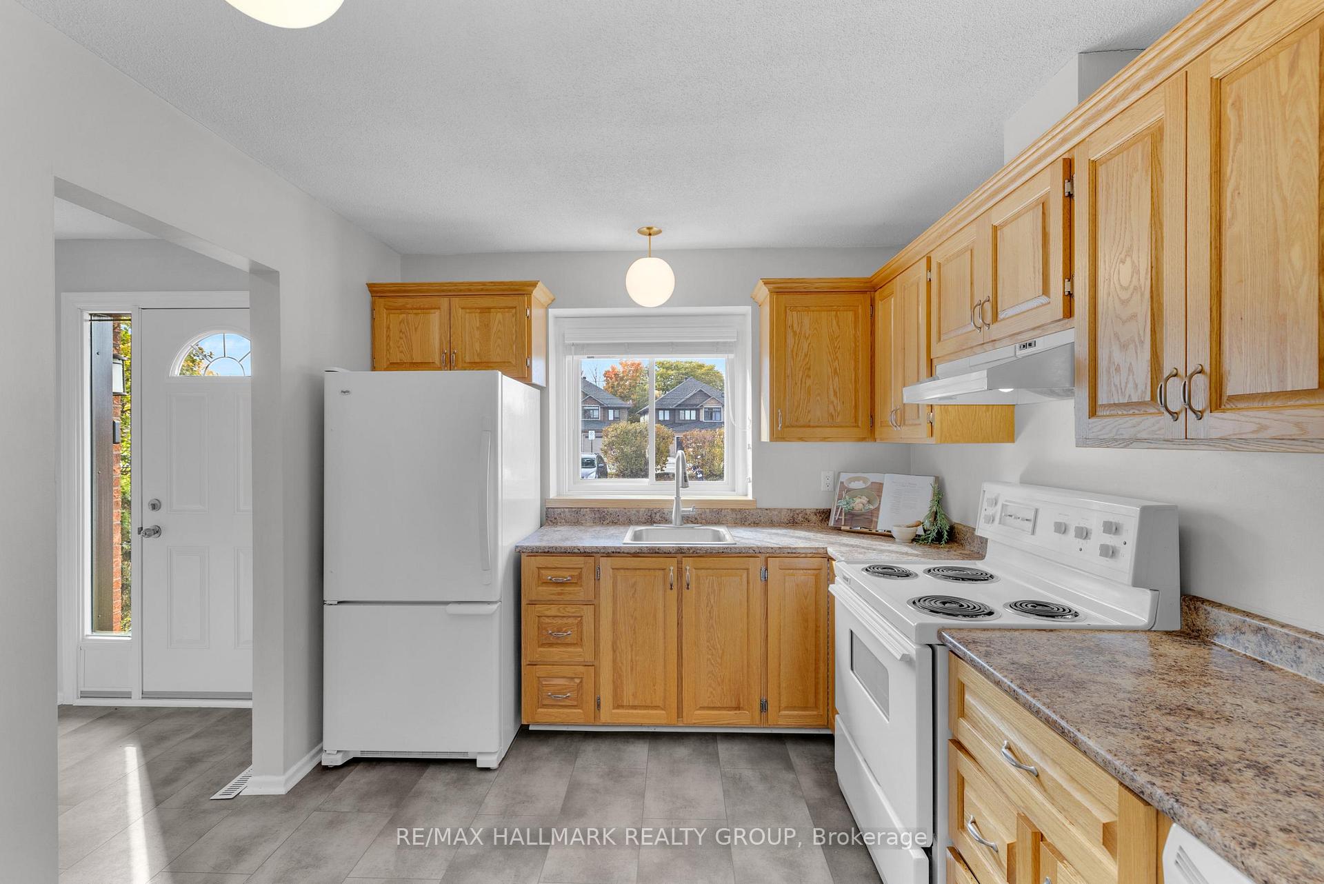 Photo 9 of Unit B, 479 Moodie Drive, Ottawa, Arbeatha Park — HOMEH