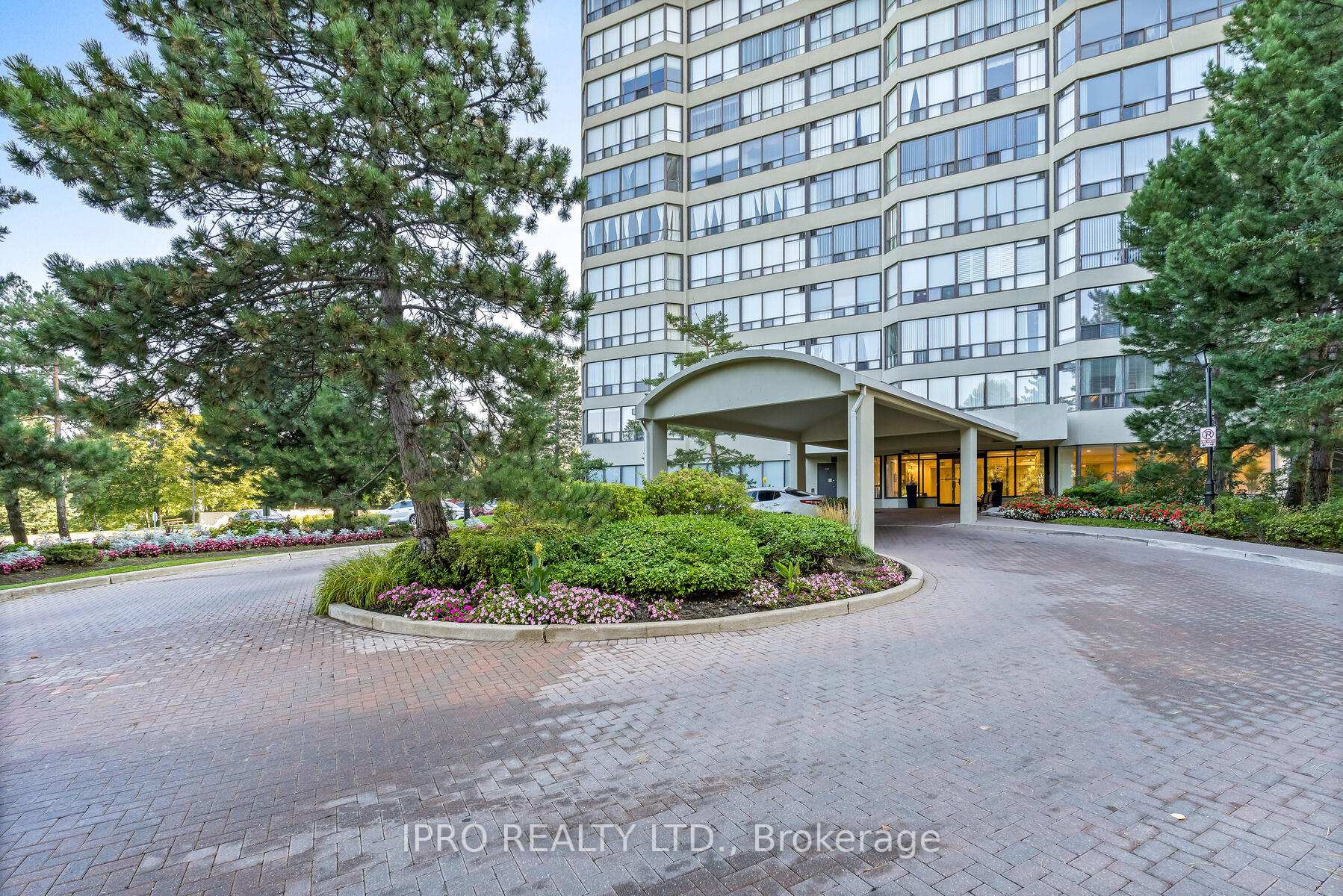Photo 2 of Unit 901, 22 Hanover Road, Brampton, Queen Street Corridor — HOMEH