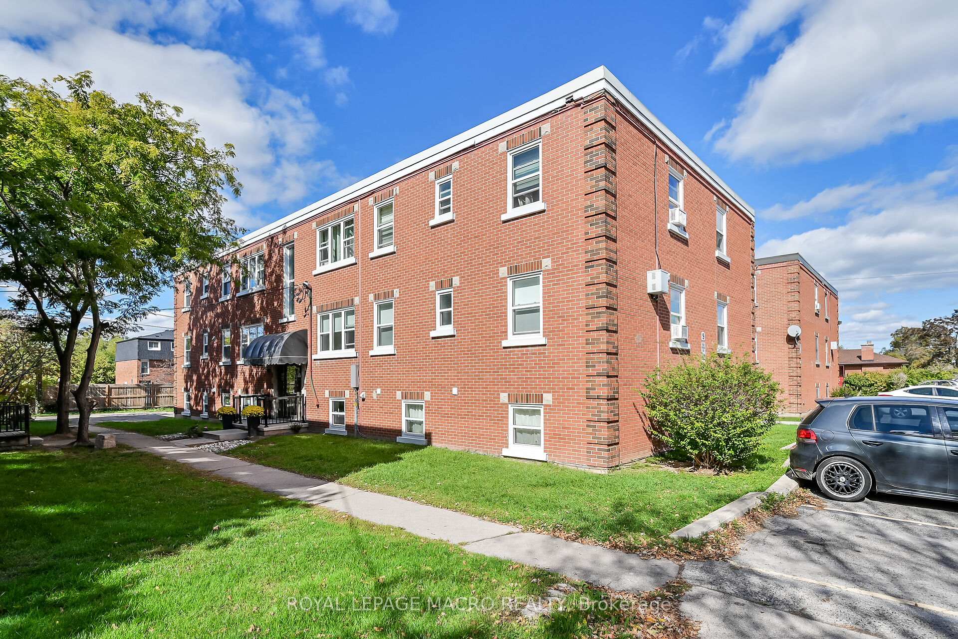 Front of Unit 1, 5 Applewood Avenue