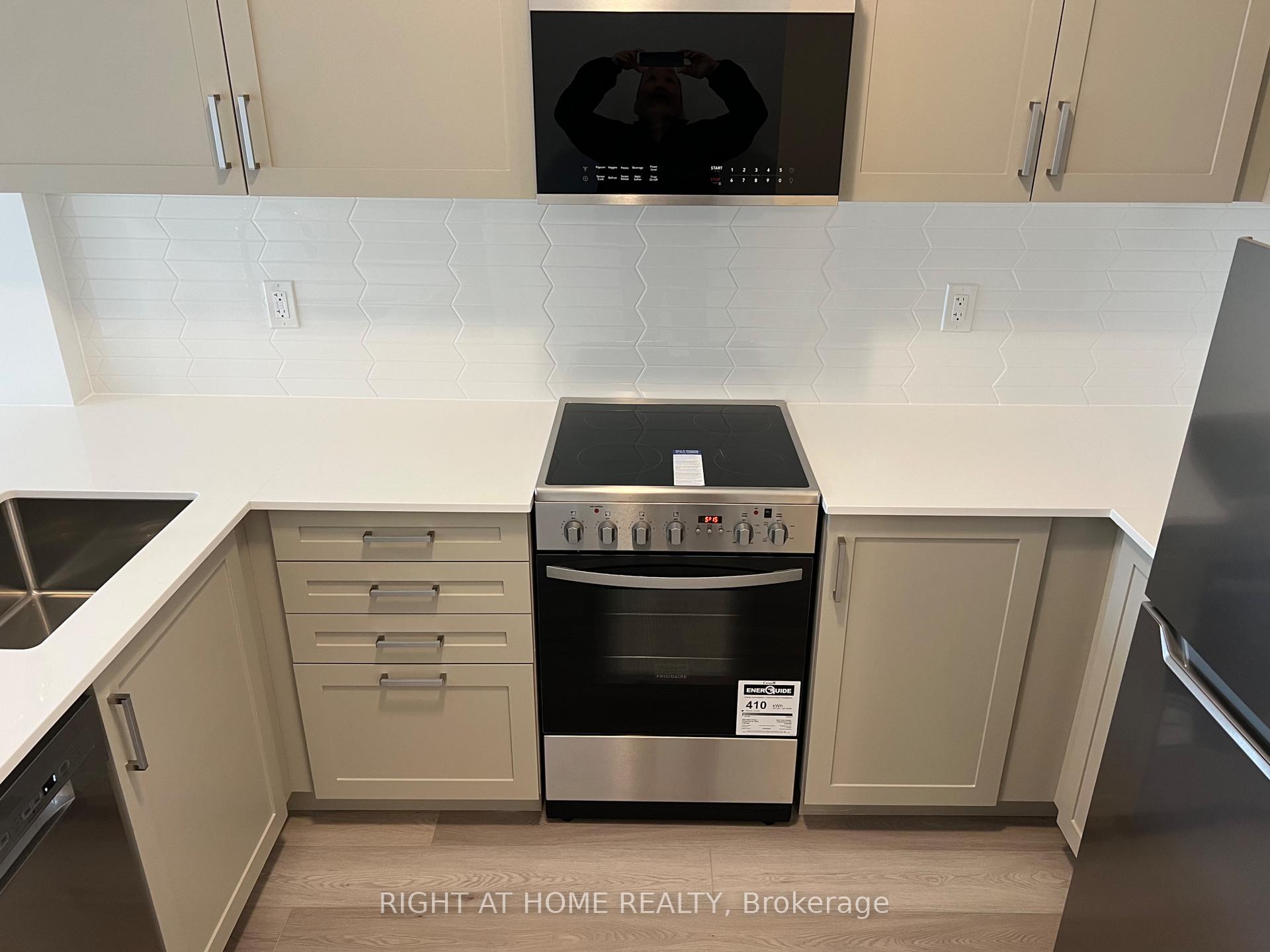 Photo 2 of Unit 5, 10 Marquette Avenue, Toronto, Englemount-Lawrence — HOMEH