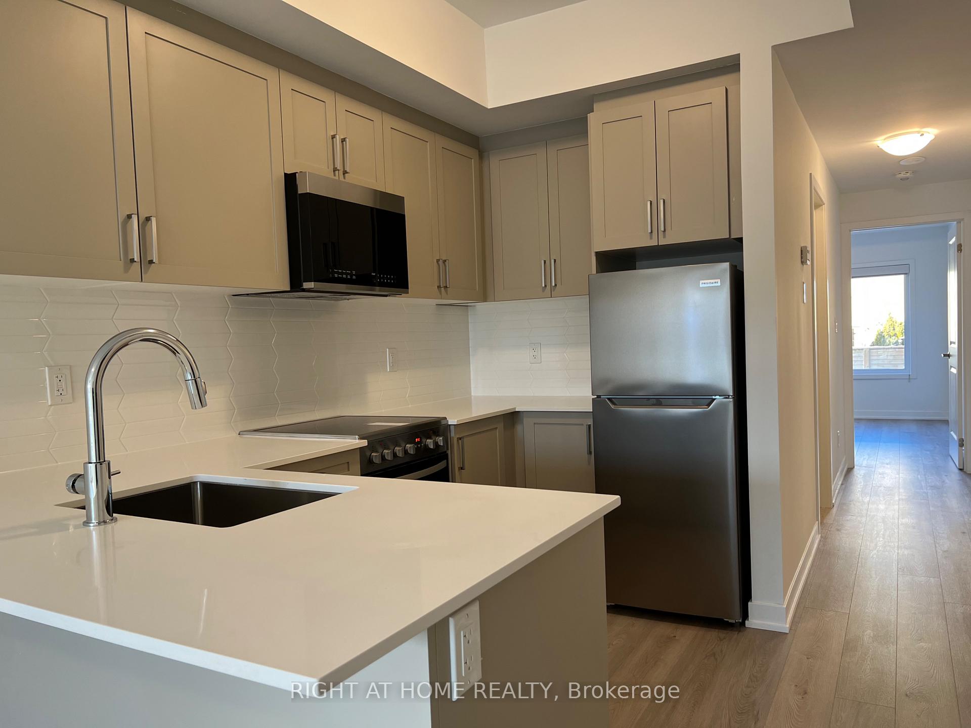 Photo 3 of Unit 5, 10 Marquette Avenue, Toronto, Englemount-Lawrence — HOMEH
