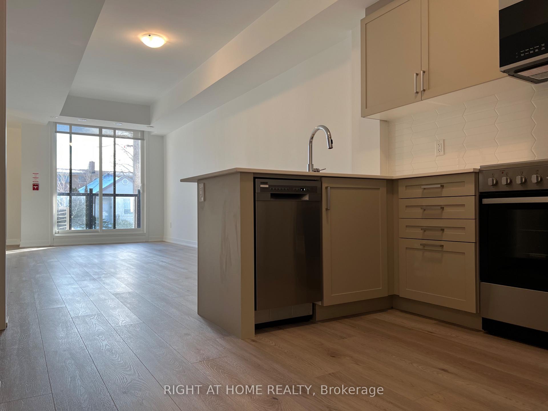 Photo 4 of Unit 5, 10 Marquette Avenue, Toronto, Englemount-Lawrence — HOMEH