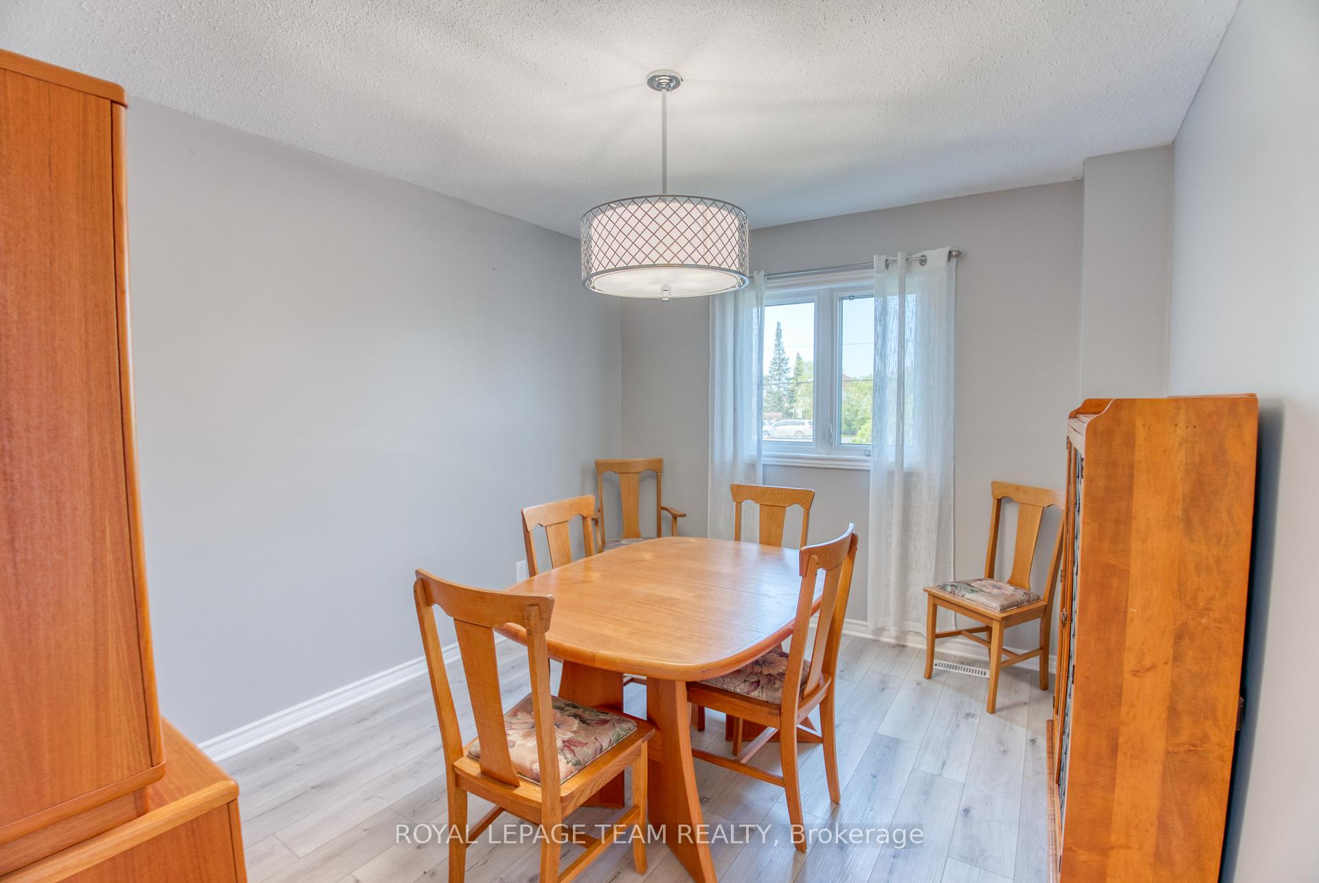 Photo 5 of 23 Tulane Crescent, Ottawa, Barrhaven - On the Green — HOMEH