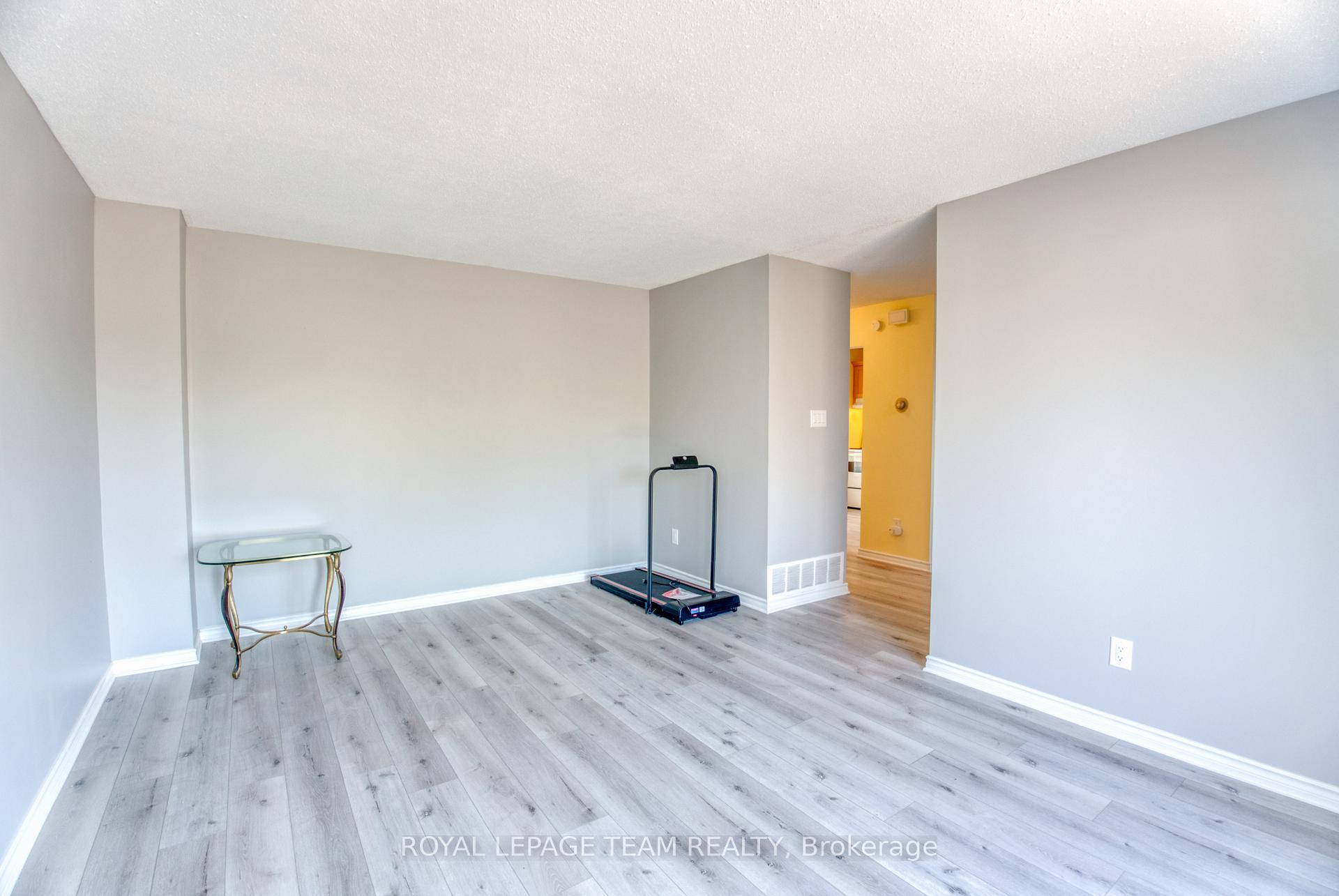 Photo 10 of 23 Tulane Crescent, Ottawa, Barrhaven - On the Green — HOMEH