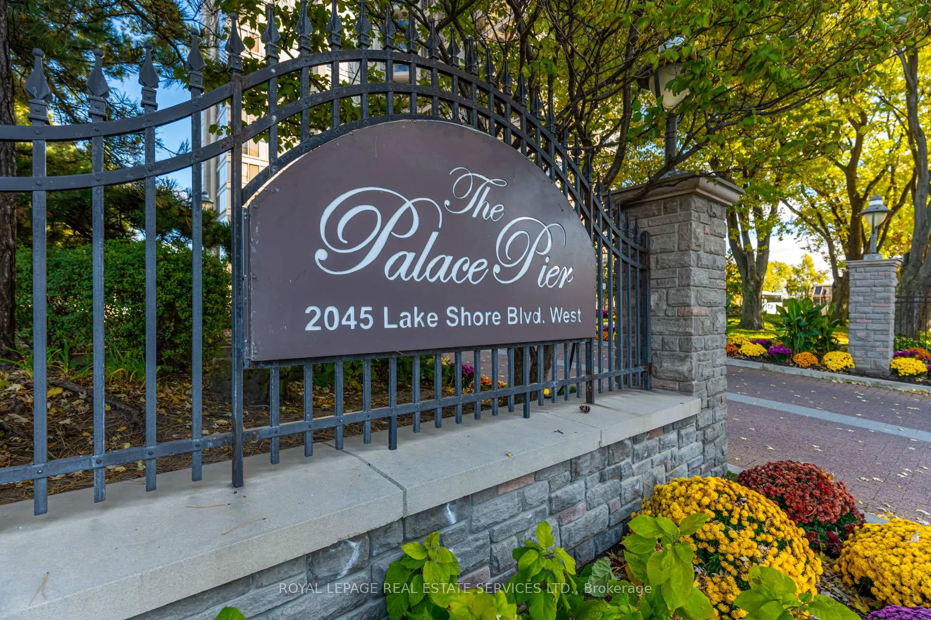 Front of Unit 1905, 2045 Lake Shore Boulevard W