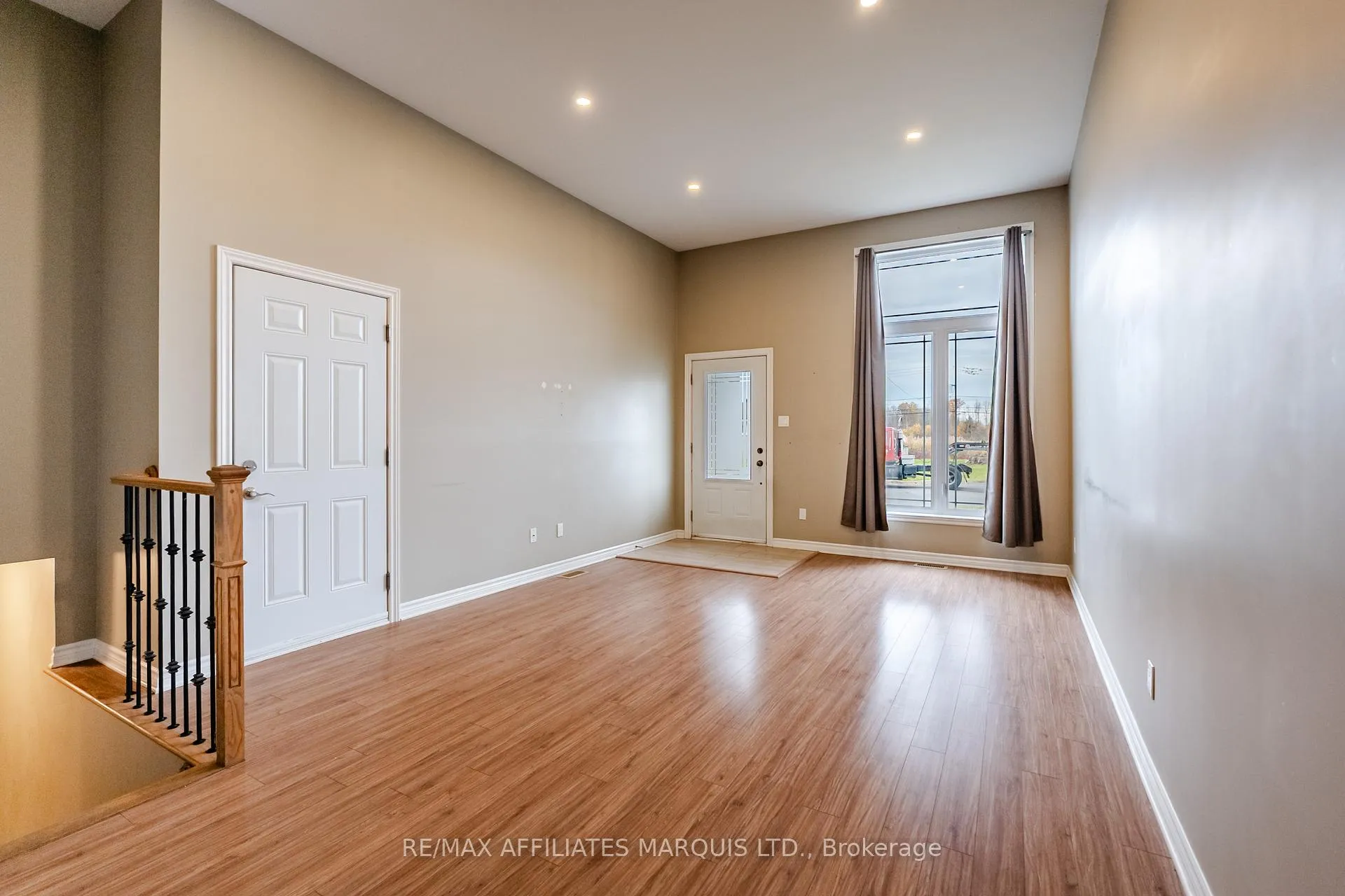 Photo 5 of 660 Hamilton Crescent, Cornwall — HOMEH