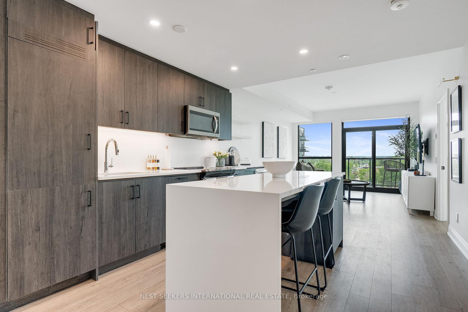 Photo 2 of Unit 404, 681 Yonge Street, Barrie, Painswick South — HOMEH