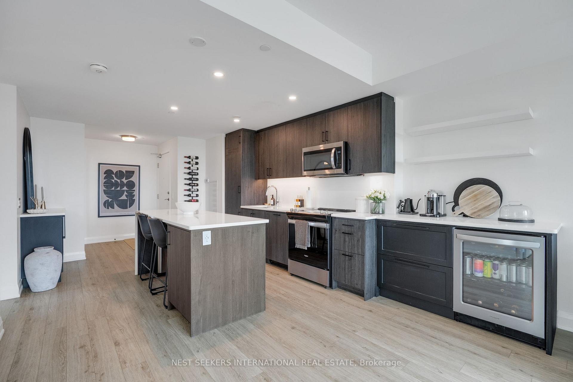 Photo 7 of Unit 404, 681 Yonge Street, Barrie, Painswick South — HOMEH