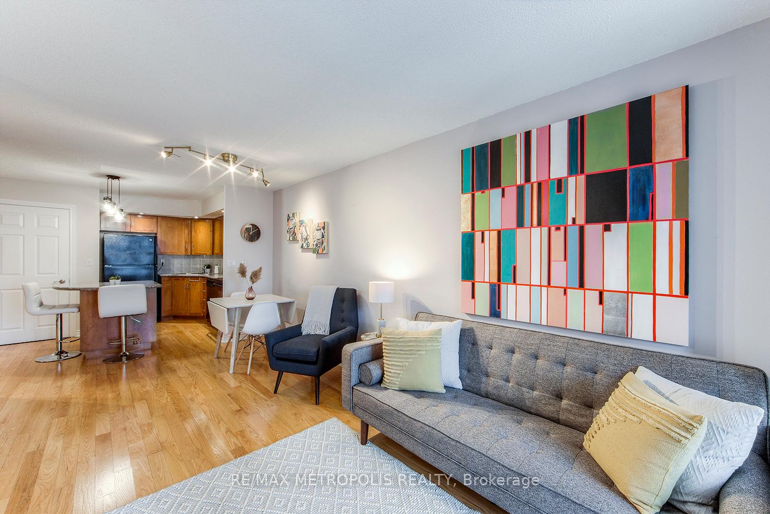 Front of Unit 1002, 270 Wellington Street W