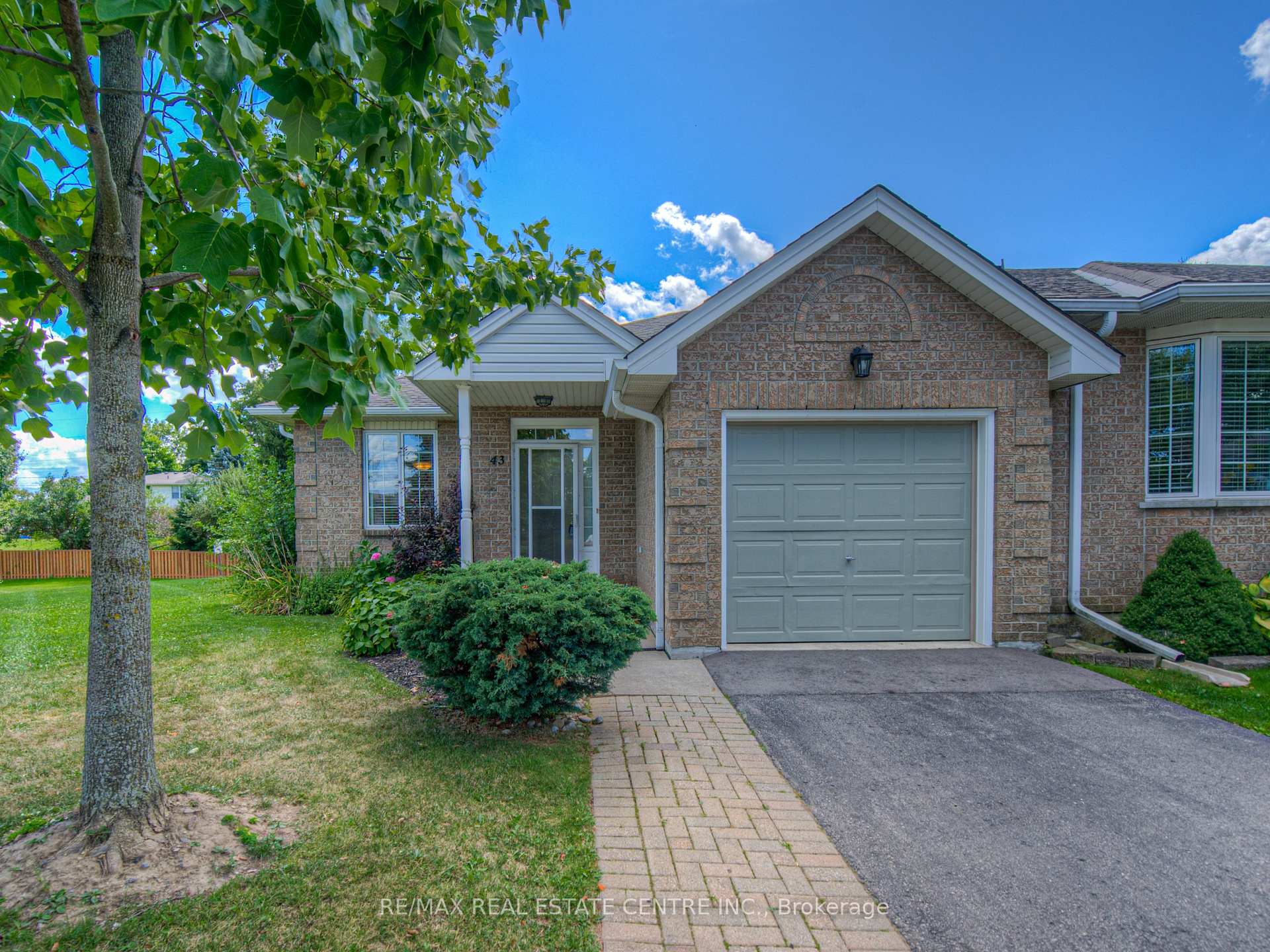 Photo 1 of 43 Postoaks Drive, Hamilton, Mount Hope — HOMEH