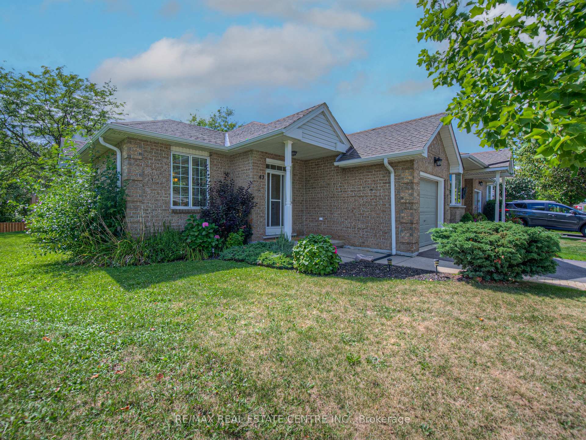 Photo 2 of 43 Postoaks Drive, Hamilton, Mount Hope — HOMEH