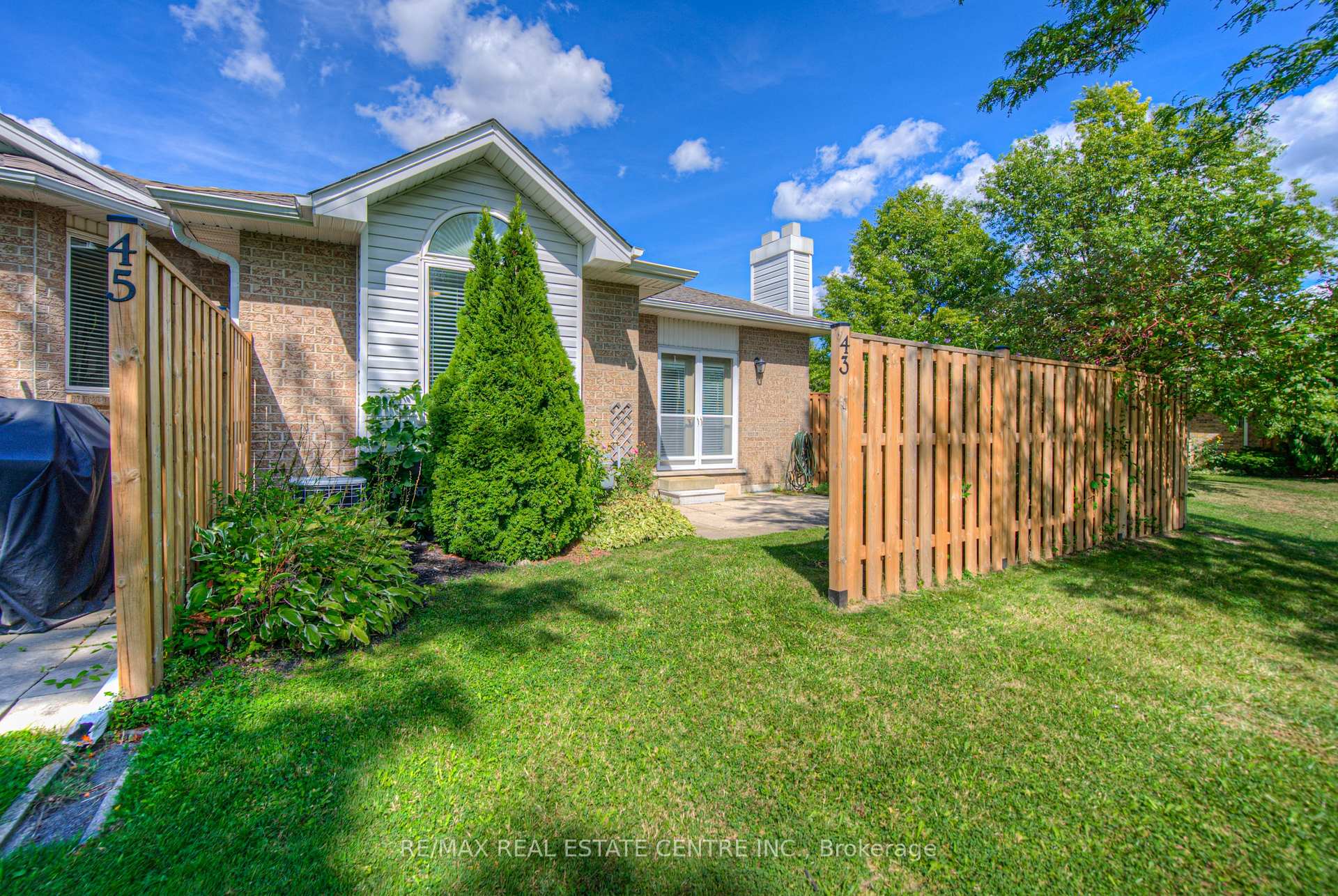 Photo 3 of 43 Postoaks Drive, Hamilton, Mount Hope — HOMEH