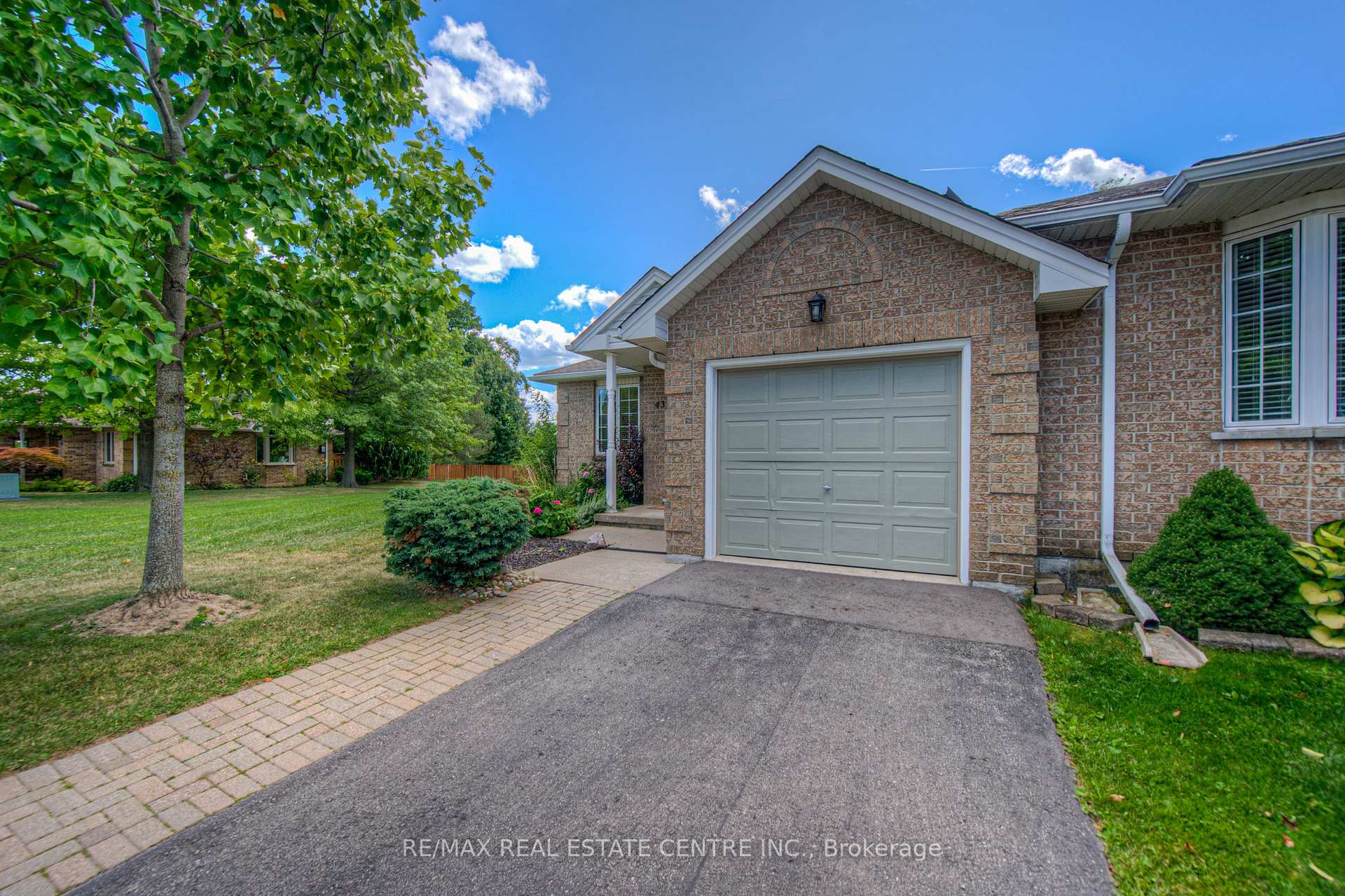 Photo 7 of 43 Postoaks Drive, Hamilton, Mount Hope — HOMEH