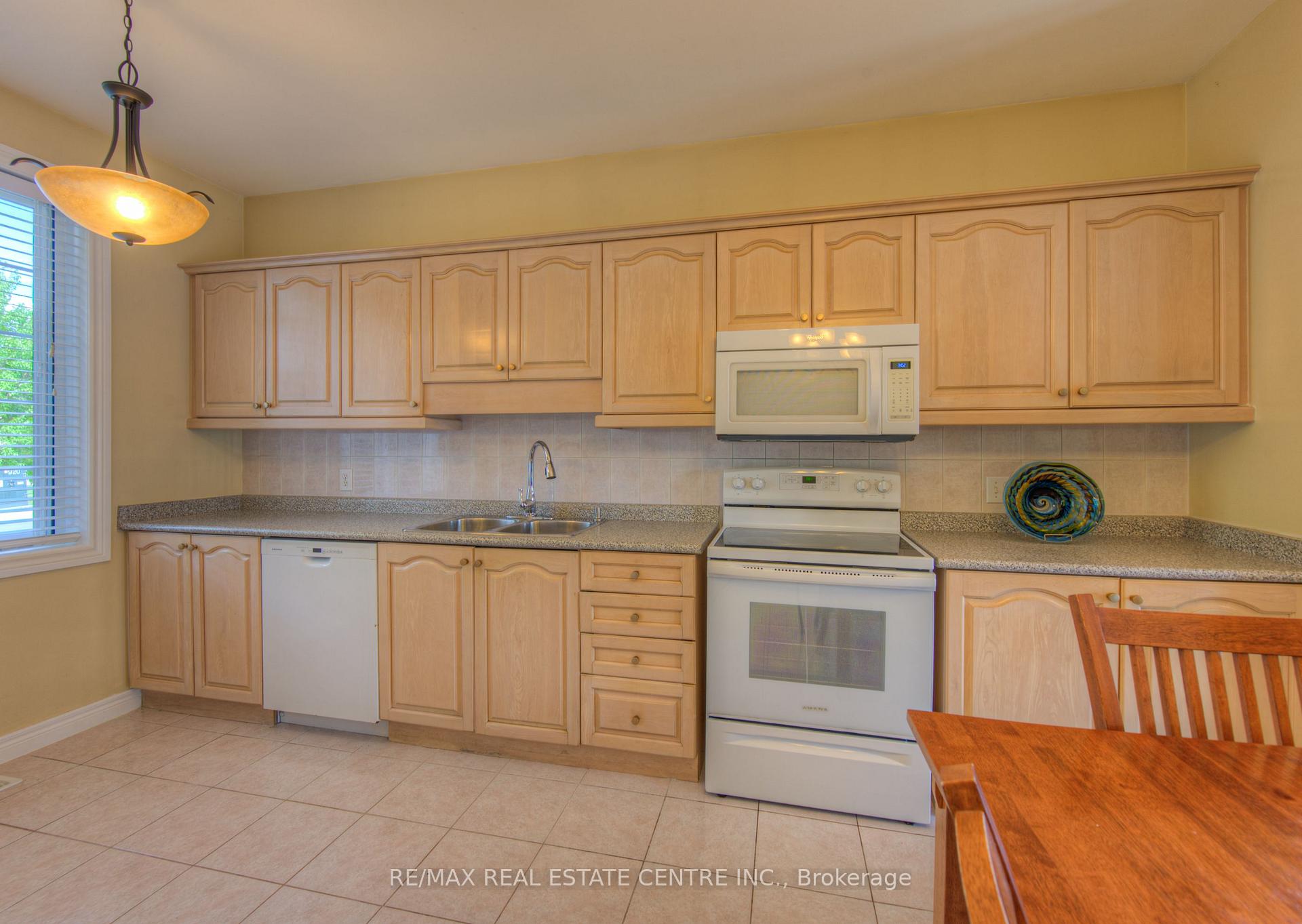 Photo 10 of 43 Postoaks Drive, Hamilton, Mount Hope — HOMEH