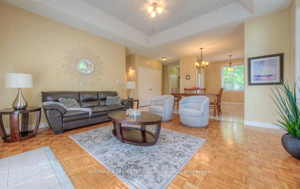 Photo 11 of 43 Postoaks Drive, Hamilton, Mount Hope — HOMEH