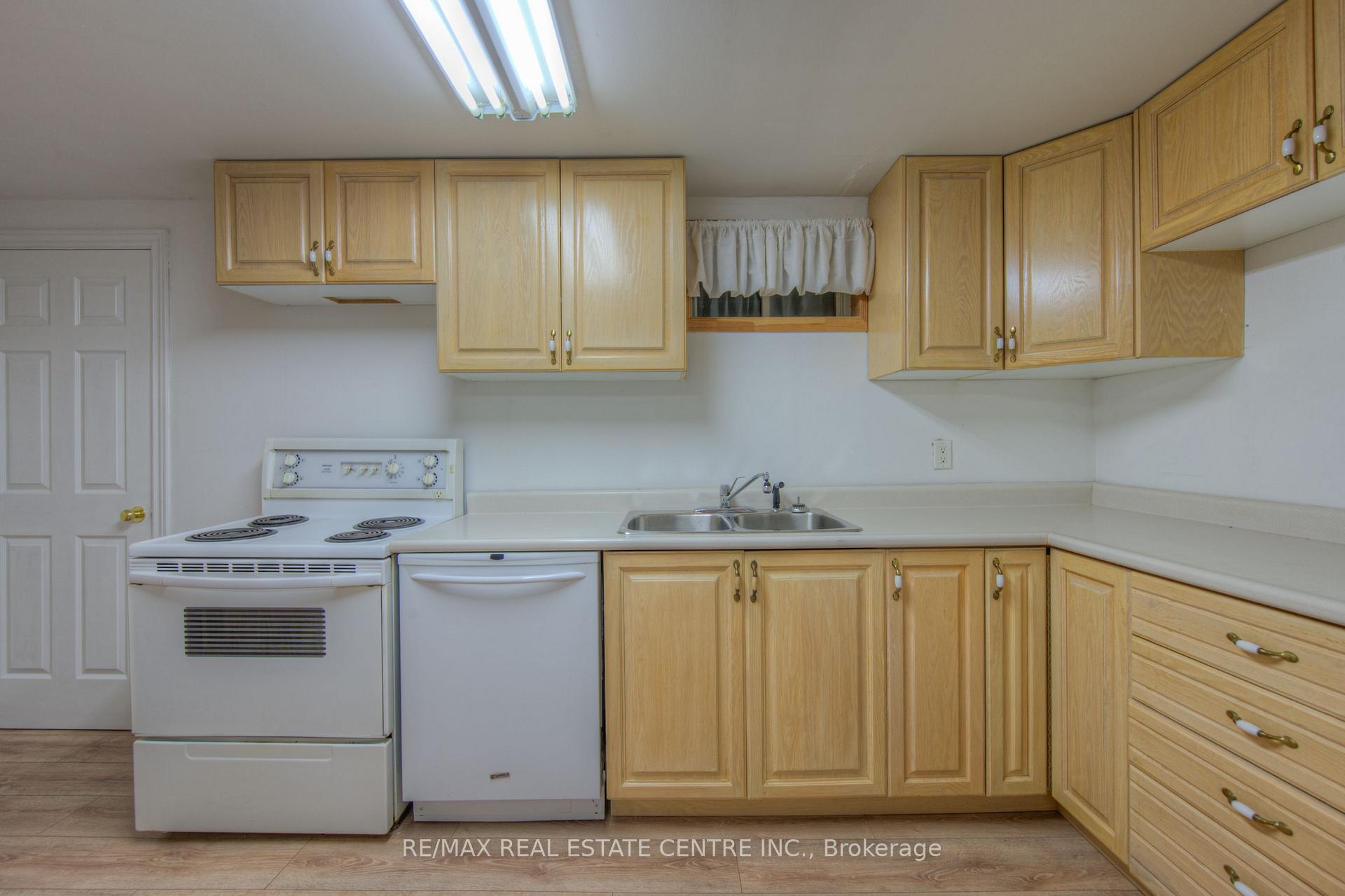 Photo 19 of 43 Postoaks Drive, Hamilton, Mount Hope — HOMEH