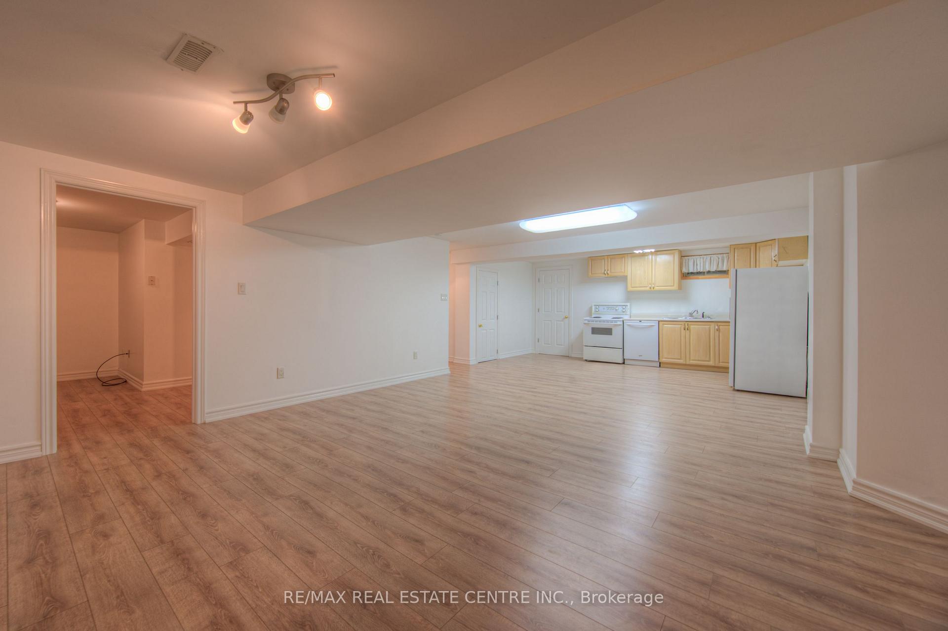 Photo 21 of 43 Postoaks Drive, Hamilton, Mount Hope — HOMEH