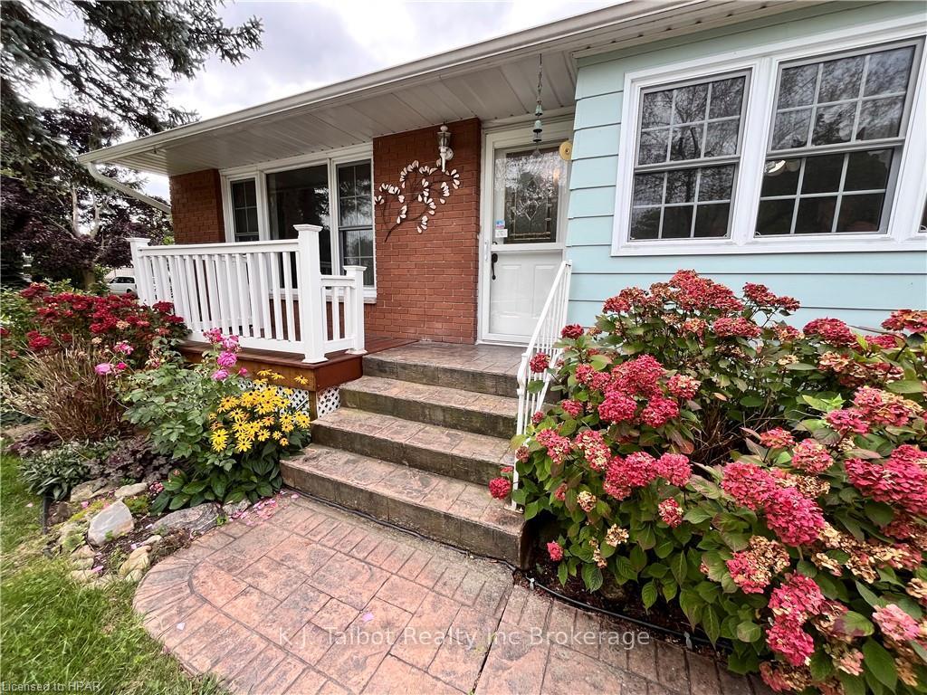 Photo 3 of 154 Blake Street E, Goderich, Goderich (Town) — HOMEH