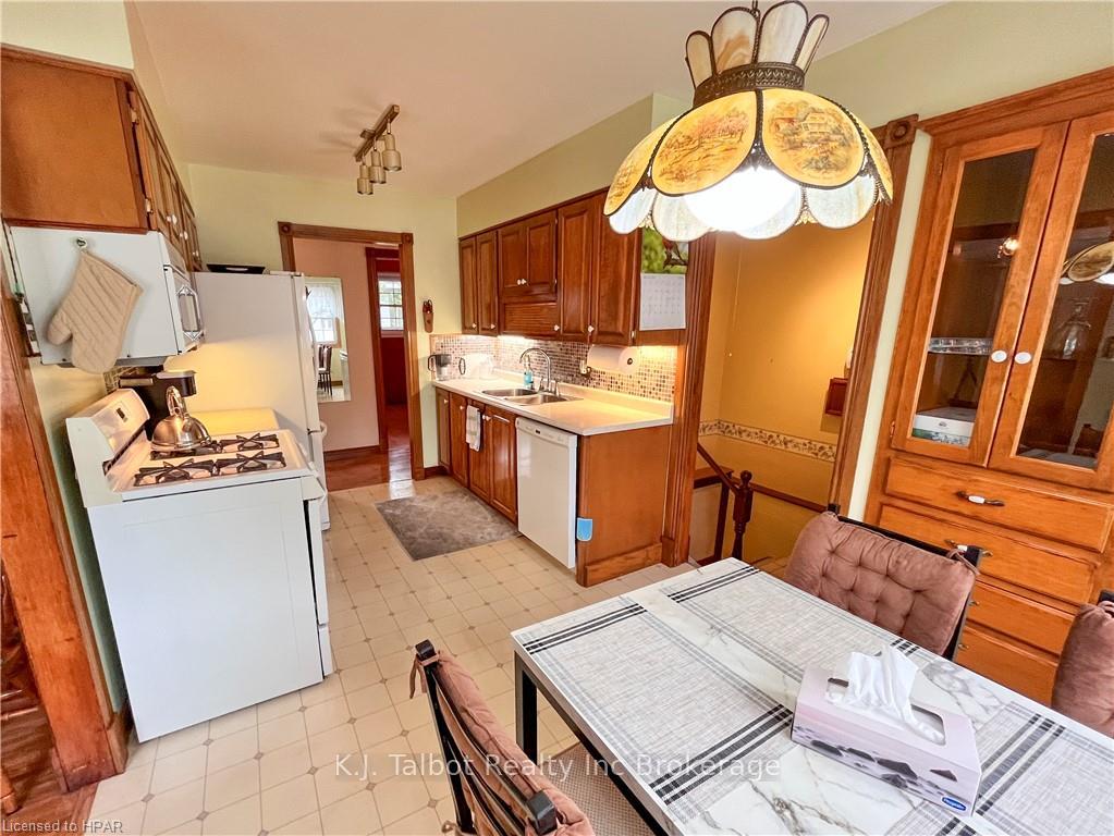 Photo 8 of 154 Blake Street E, Goderich, Goderich (Town) — HOMEH