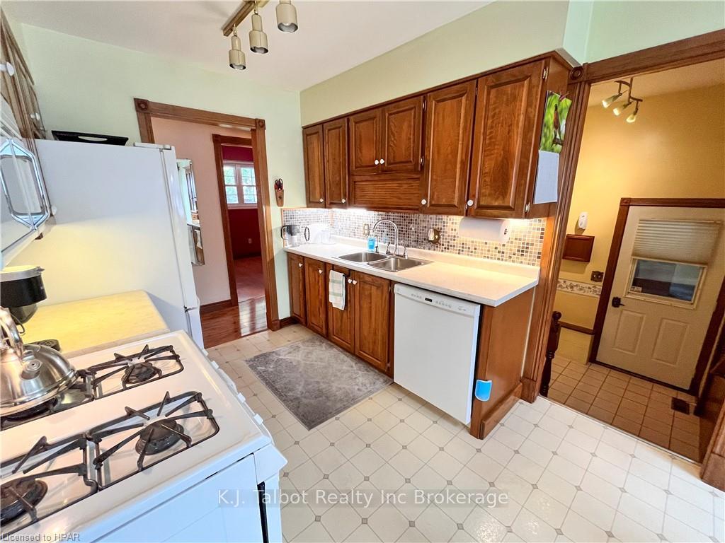 Photo 10 of 154 Blake Street E, Goderich, Goderich (Town) — HOMEH