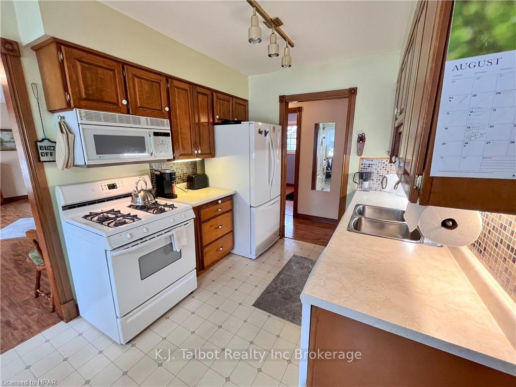 Photo 11 of 154 Blake Street E, Goderich, Goderich (Town) — HOMEH