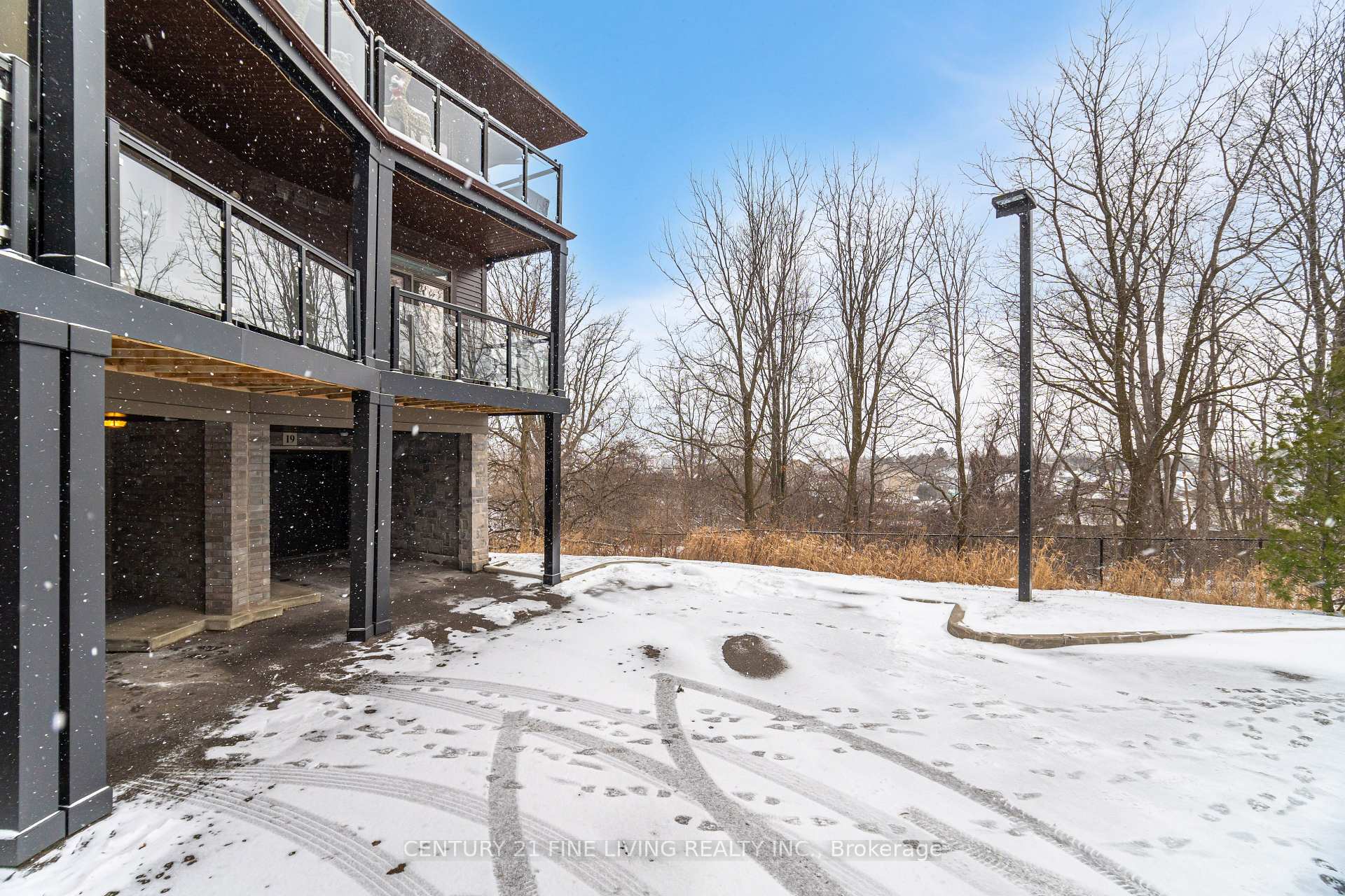 Photo 2 of Unit 18, 23 Echovalley Drive, Hamilton, Stoney Creek Mountain — HOMEH