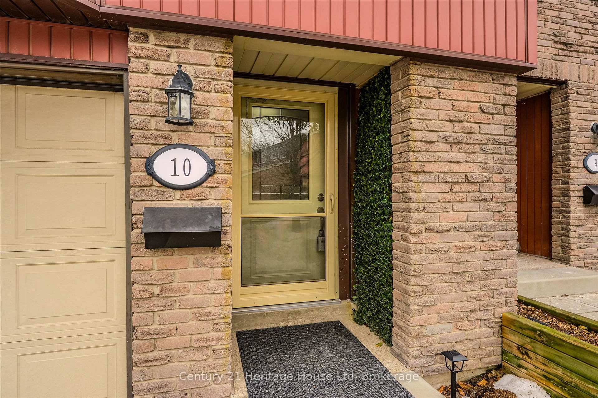 Front of Unit 10, 2 Worton Avenue