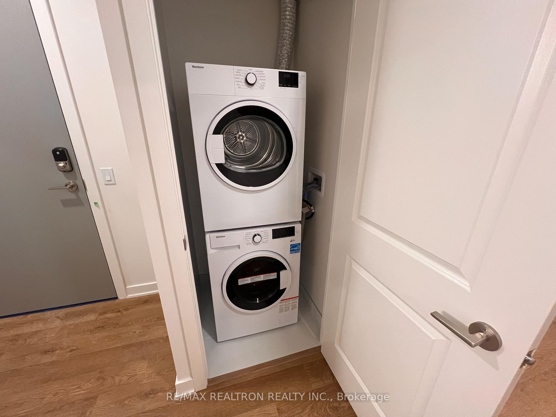 Photo 5 of Unit A716, 30 Upper Mall Way, Vaughan, Brownridge — HOMEH