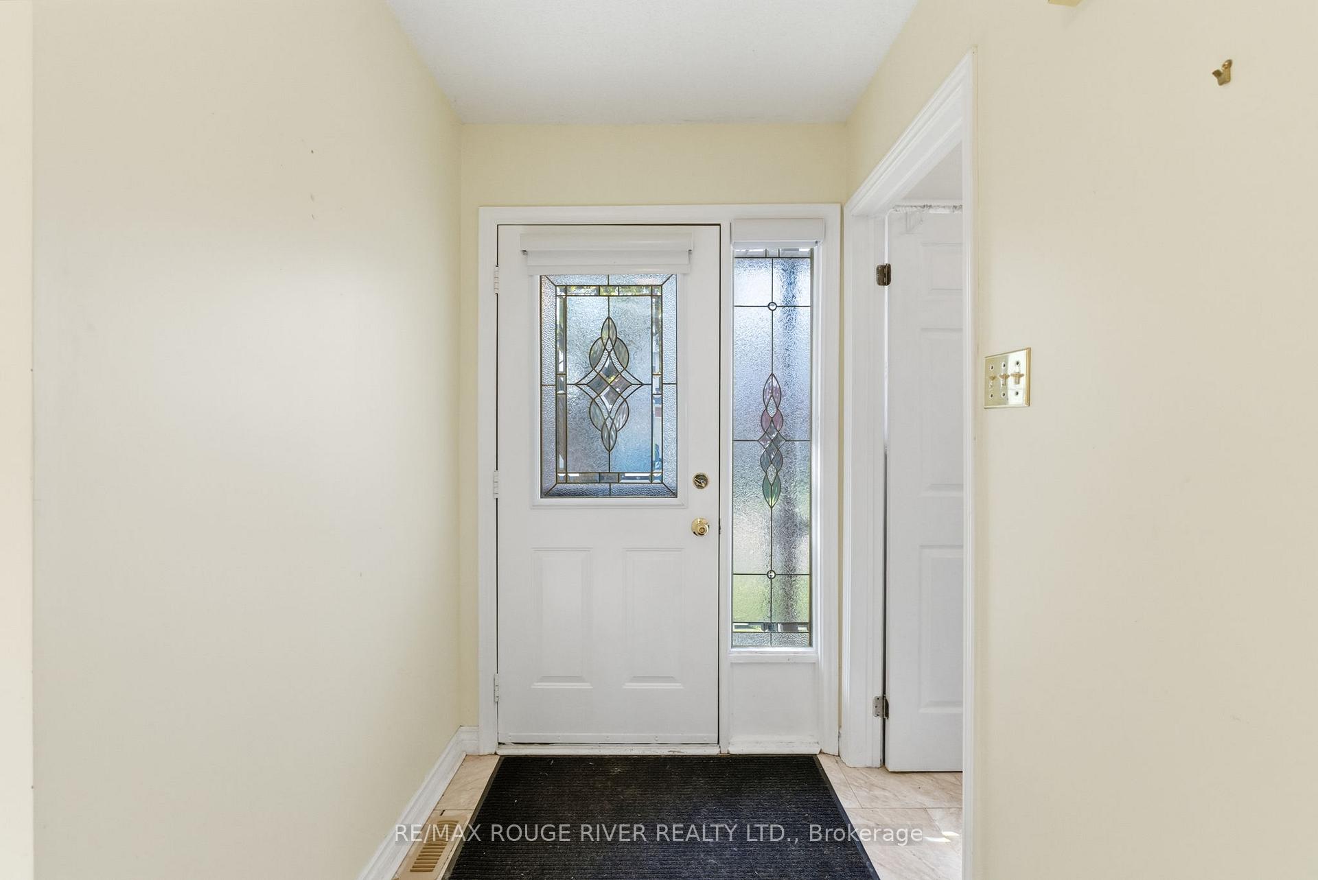 Photo 2 of 28 Adams Court, Uxbridge — HOMEH