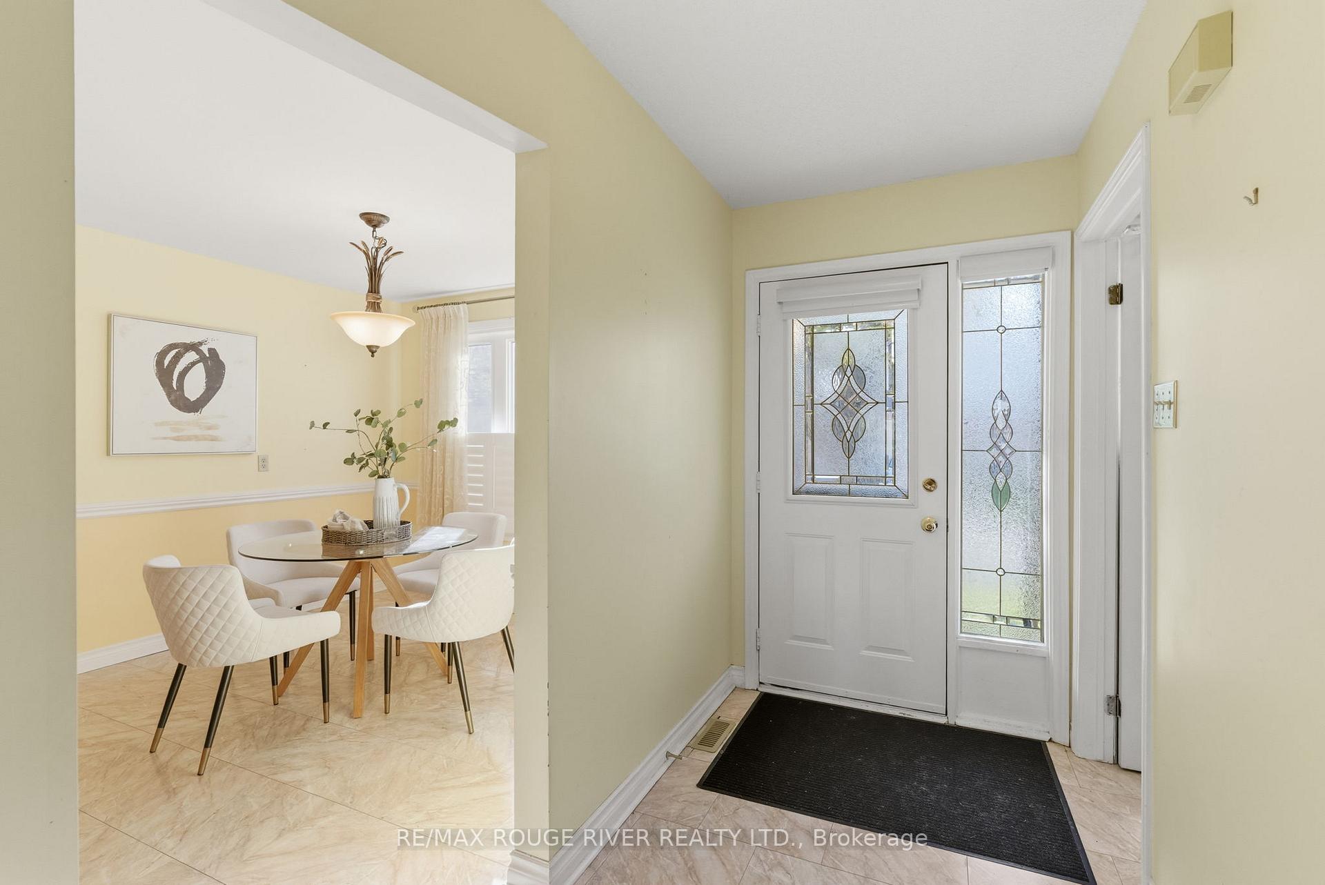 Photo 3 of 28 Adams Court, Uxbridge — HOMEH