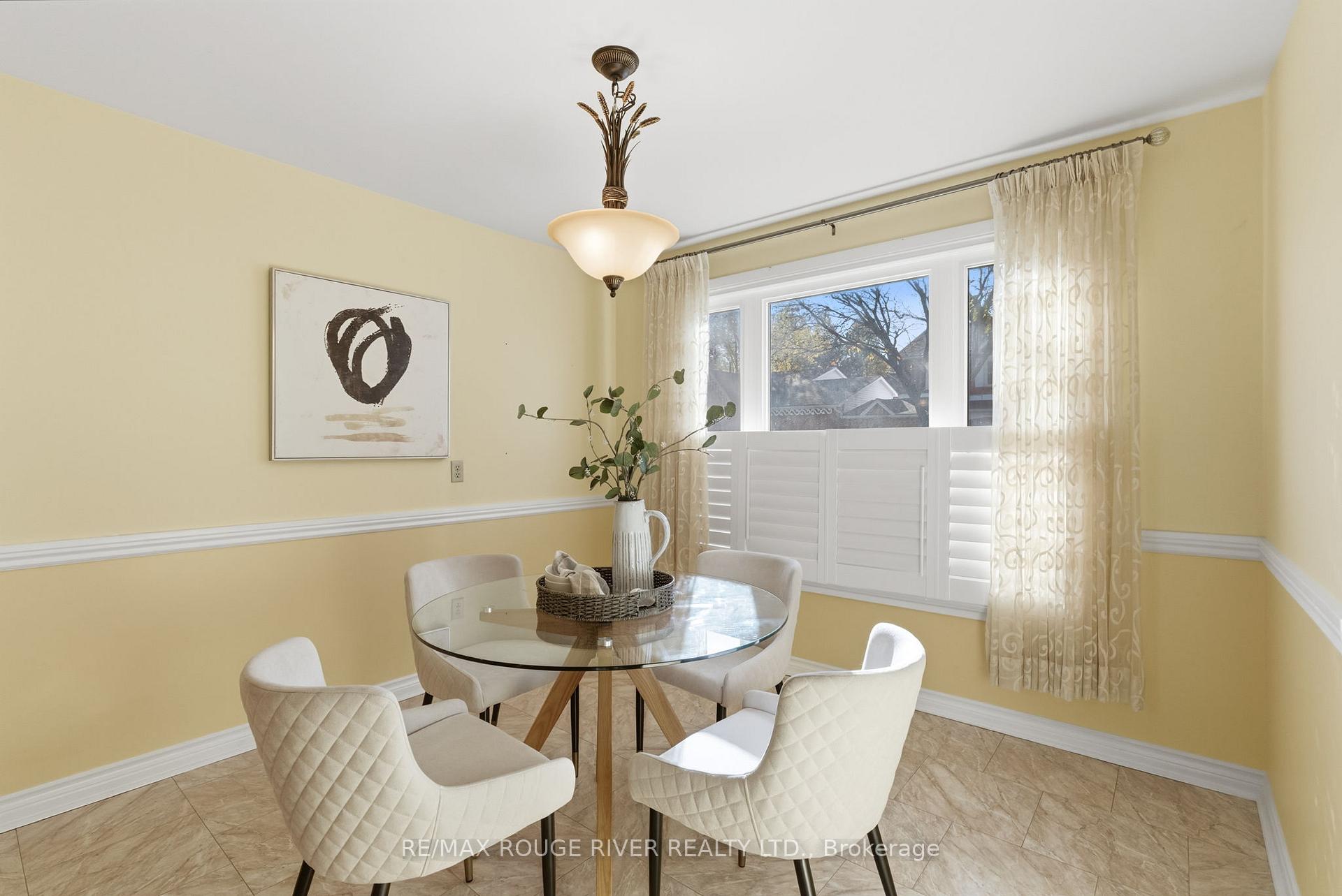 Photo 4 of 28 Adams Court, Uxbridge — HOMEH