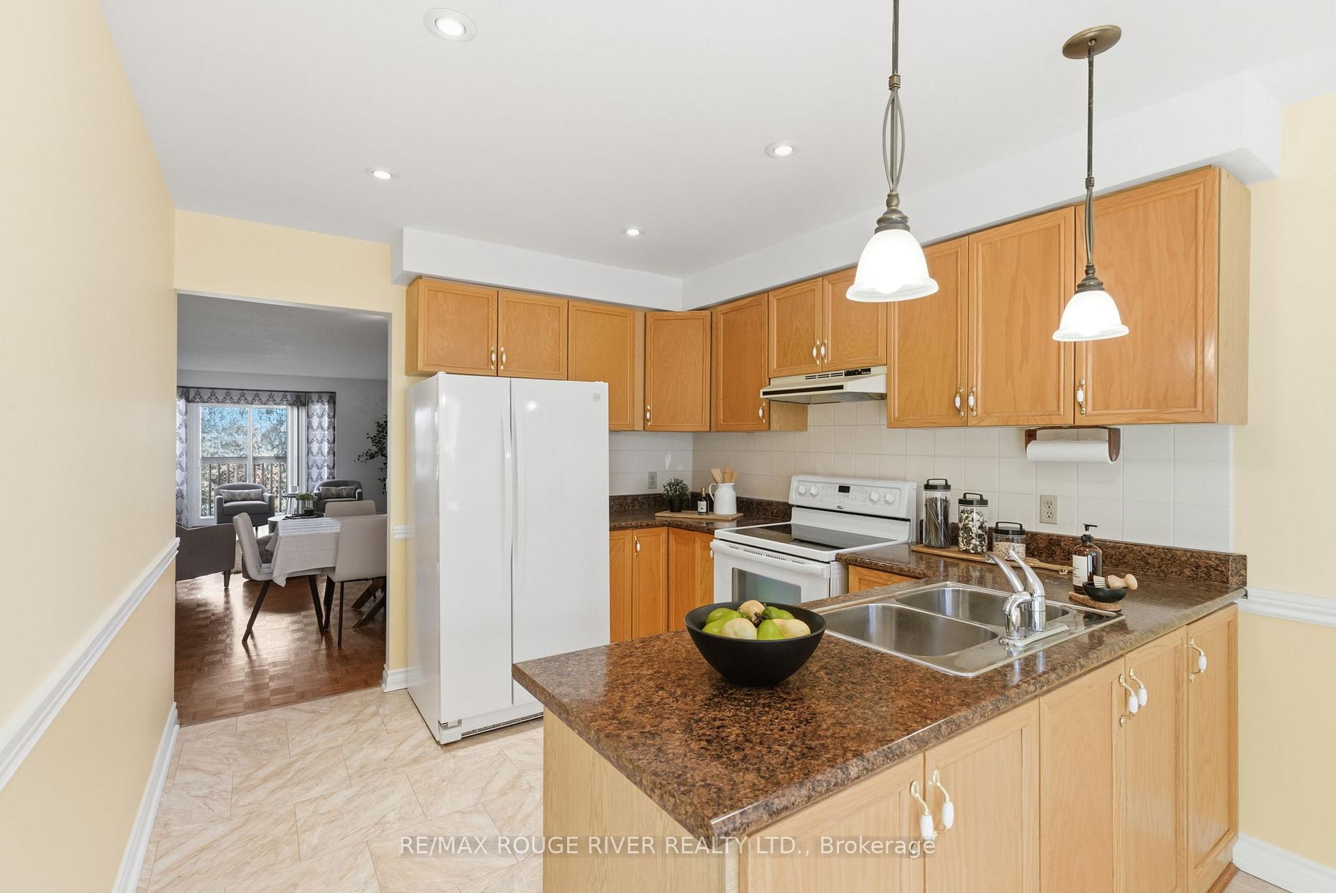 Photo 5 of 28 Adams Court, Uxbridge — HOMEH