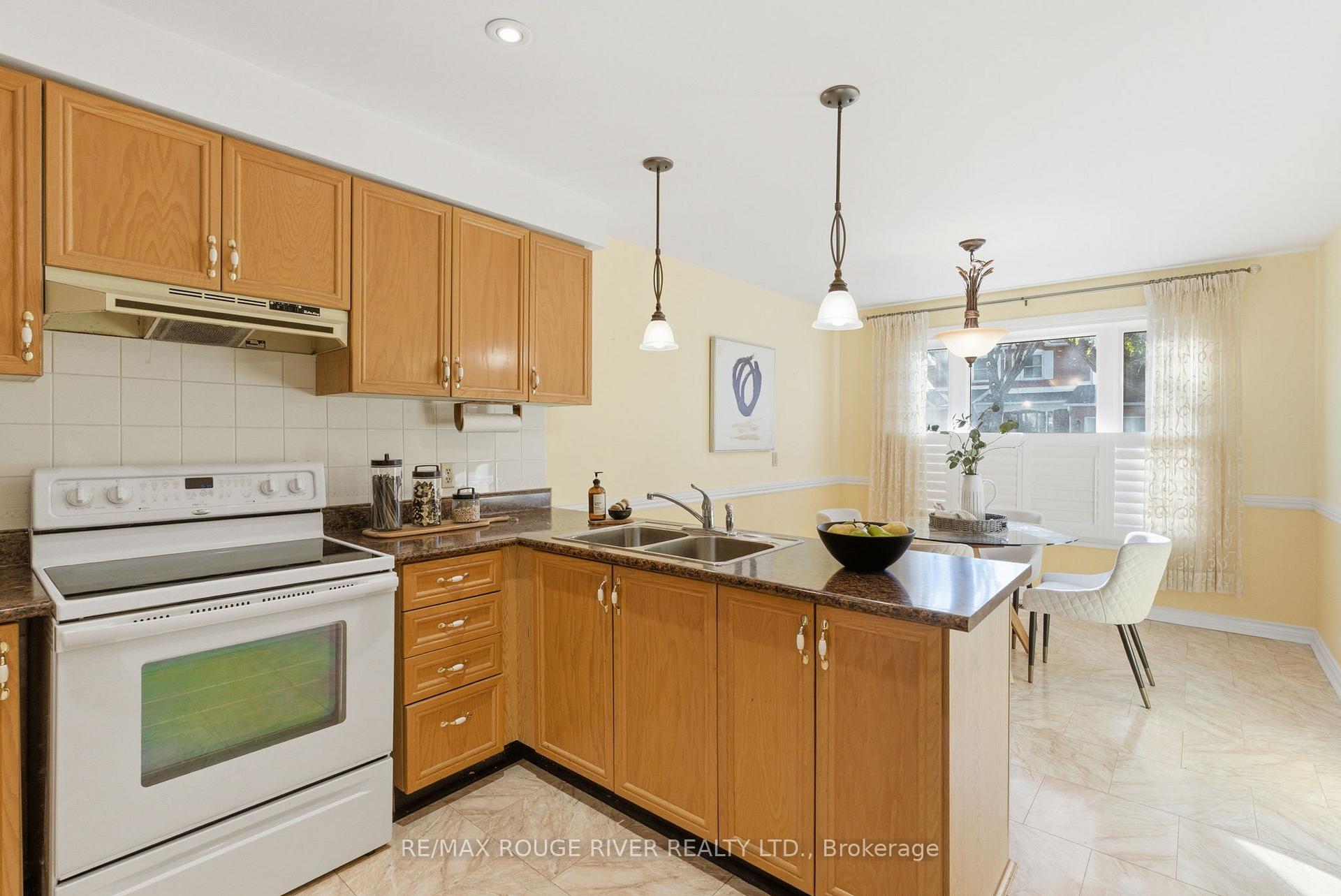 Photo 6 of 28 Adams Court, Uxbridge — HOMEH