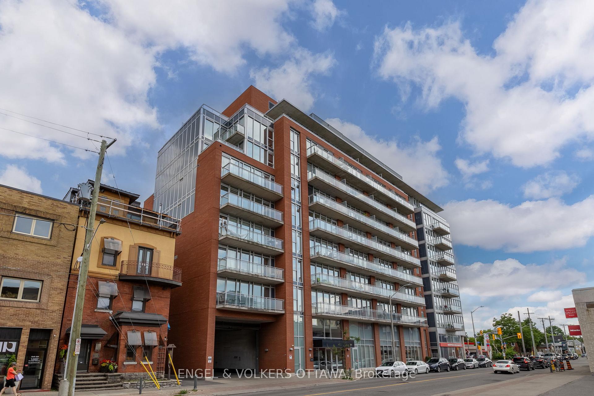 Front of Unit 415, 354 Gladstone Avenue