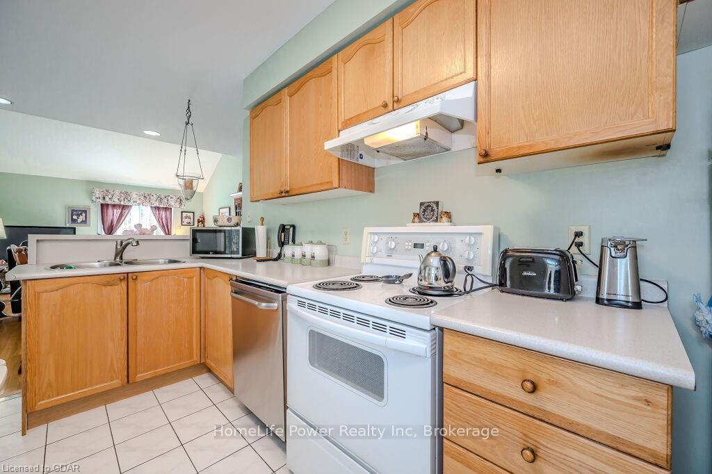 Photo 9 of Unit 15, 60 Ptarmigan Drive, Guelph, Kortright Hills — HOMEH