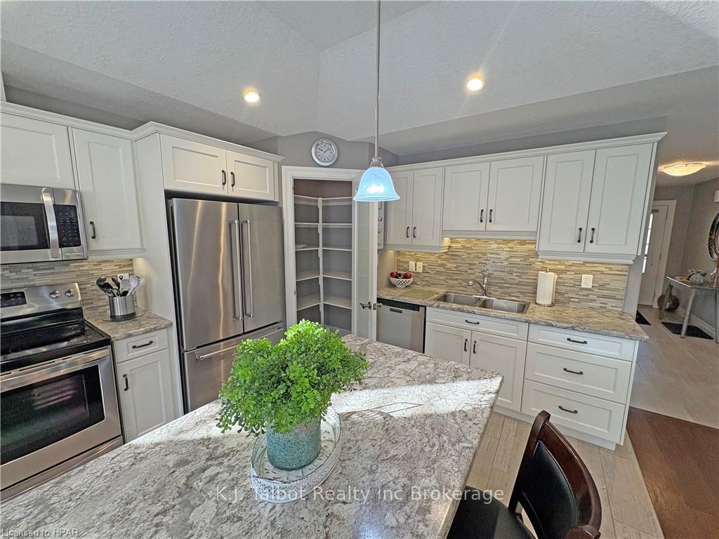 Photo 14 of Unit 18, 12 Fairhaven Lane, Goderich, Goderich (Town) — HOMEH