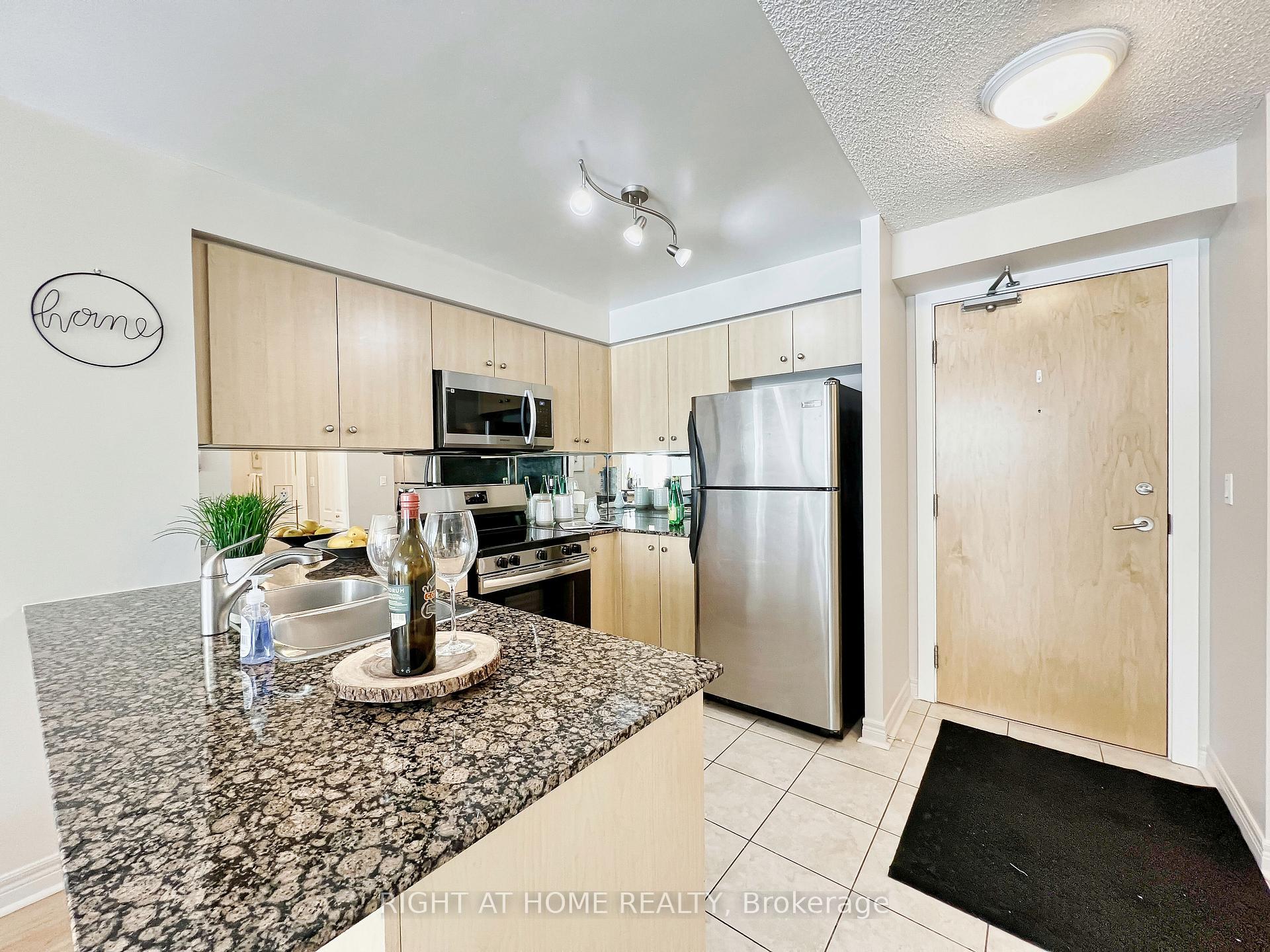 Photo 3 of Unit 502, 212 Eglinton Avenue E, Toronto, Mount Pleasant West — HOMEH