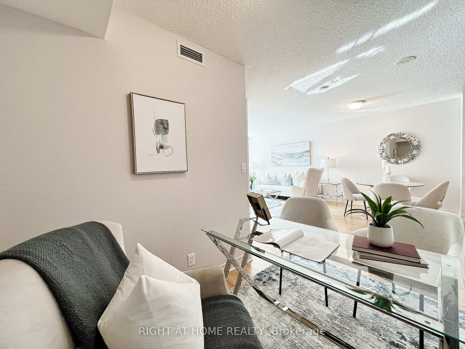 Photo 9 of Unit 502, 212 Eglinton Avenue E, Toronto, Mount Pleasant West — HOMEH