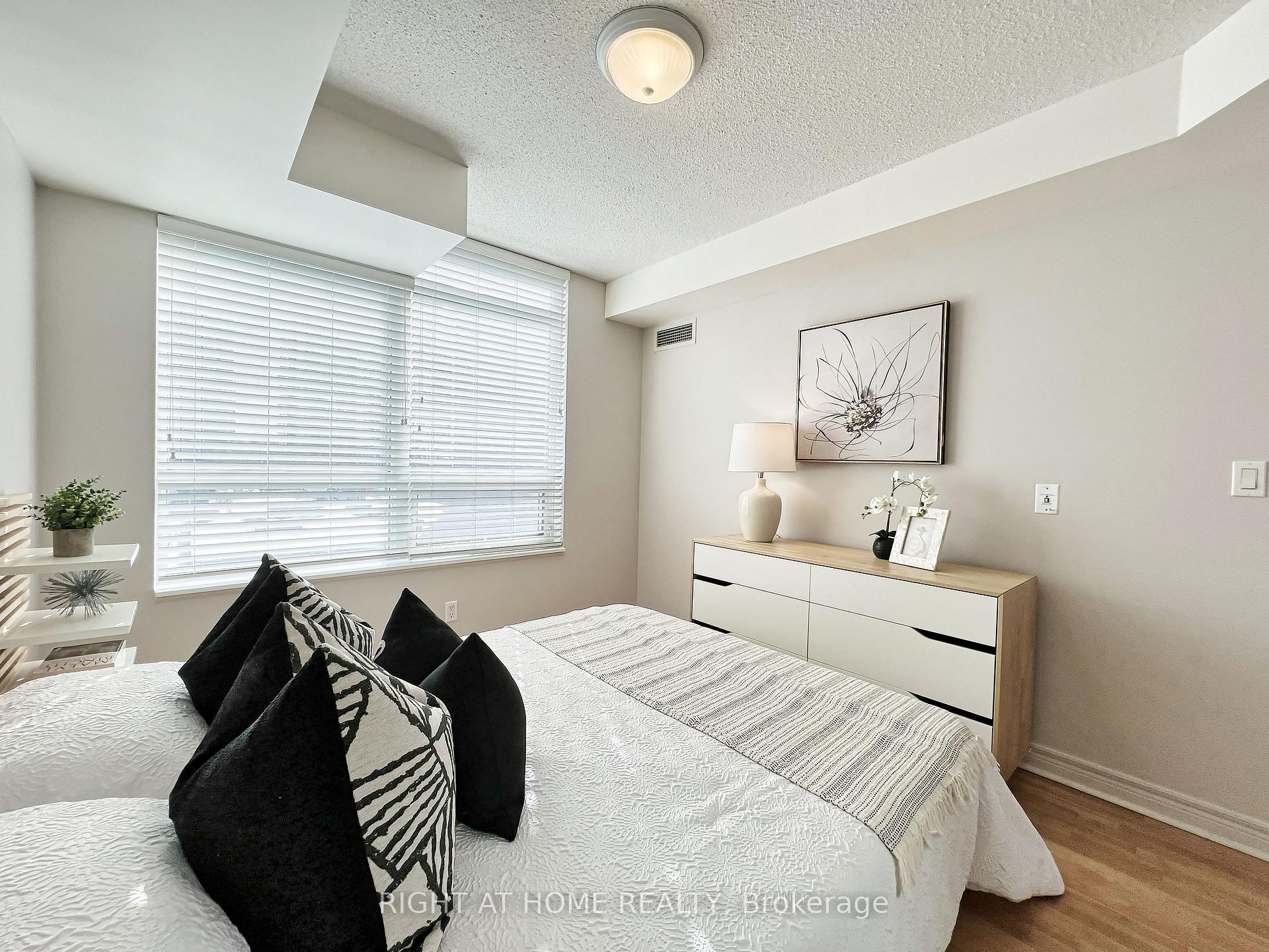 Photo 23 of Unit 502, 212 Eglinton Avenue E, Toronto, Mount Pleasant West — HOMEH