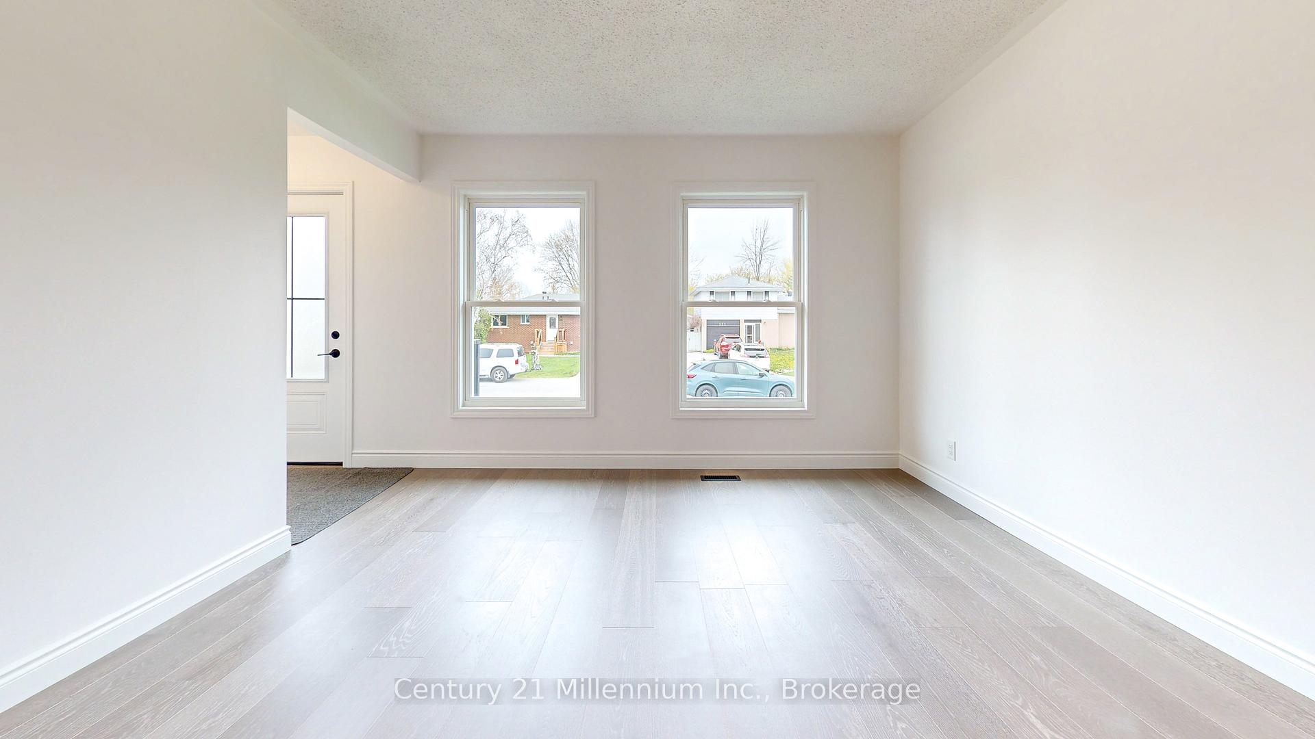 Photo 3 of 558 Spruce Street, Collingwood — HOMEH