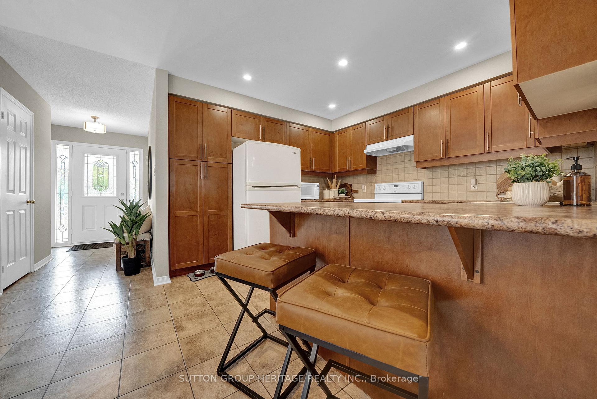 Photo 4 of Unit 38, 460 Woodmount Drive, Oshawa, Samac — HOMEH